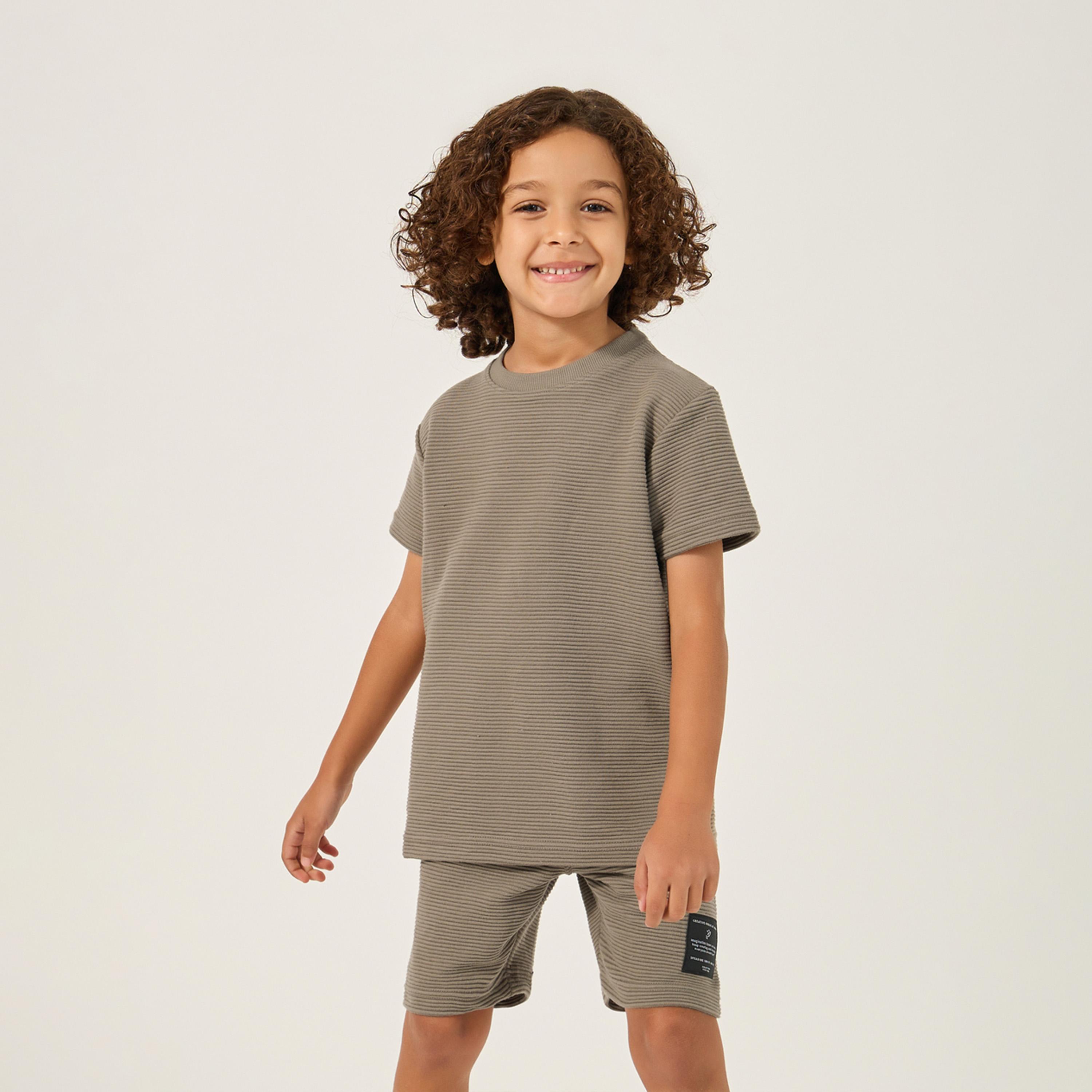ستايلي - طقم تي شيرت وشورت بتفاصيل منقوشة مع شارة-boys-clothing-setsandcoords-image-2