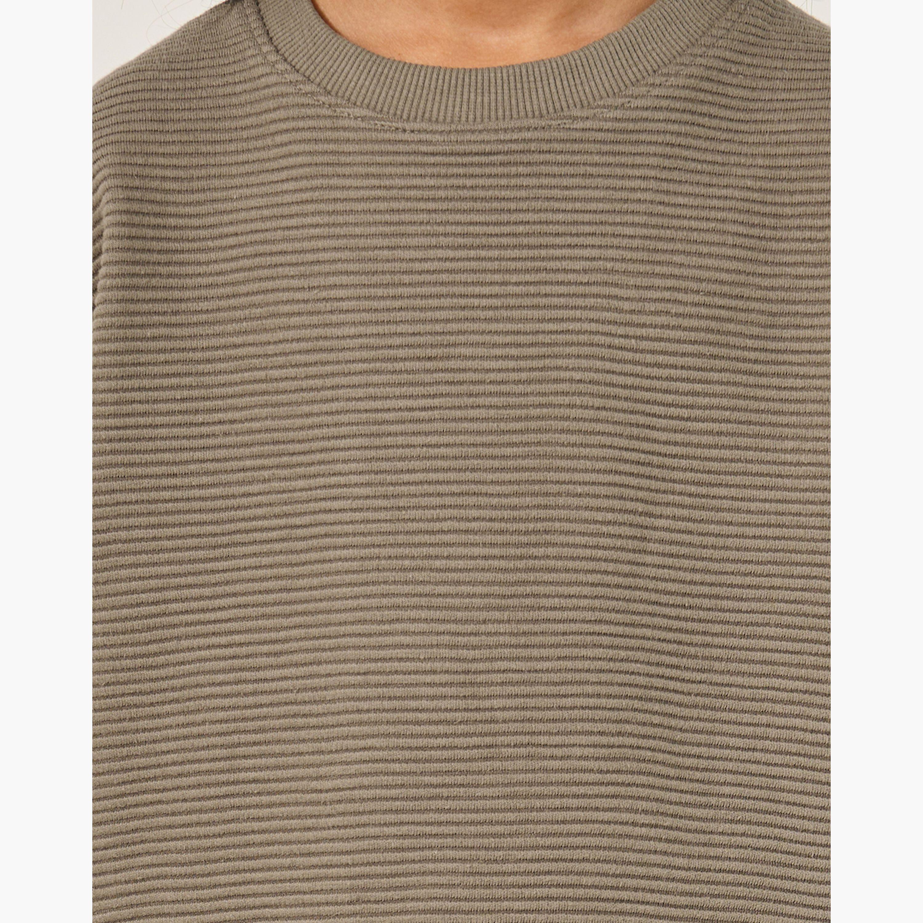 ستايلي - طقم تي شيرت وشورت بتفاصيل منقوشة مع شارة-boys-clothing-setsandcoords-image-3