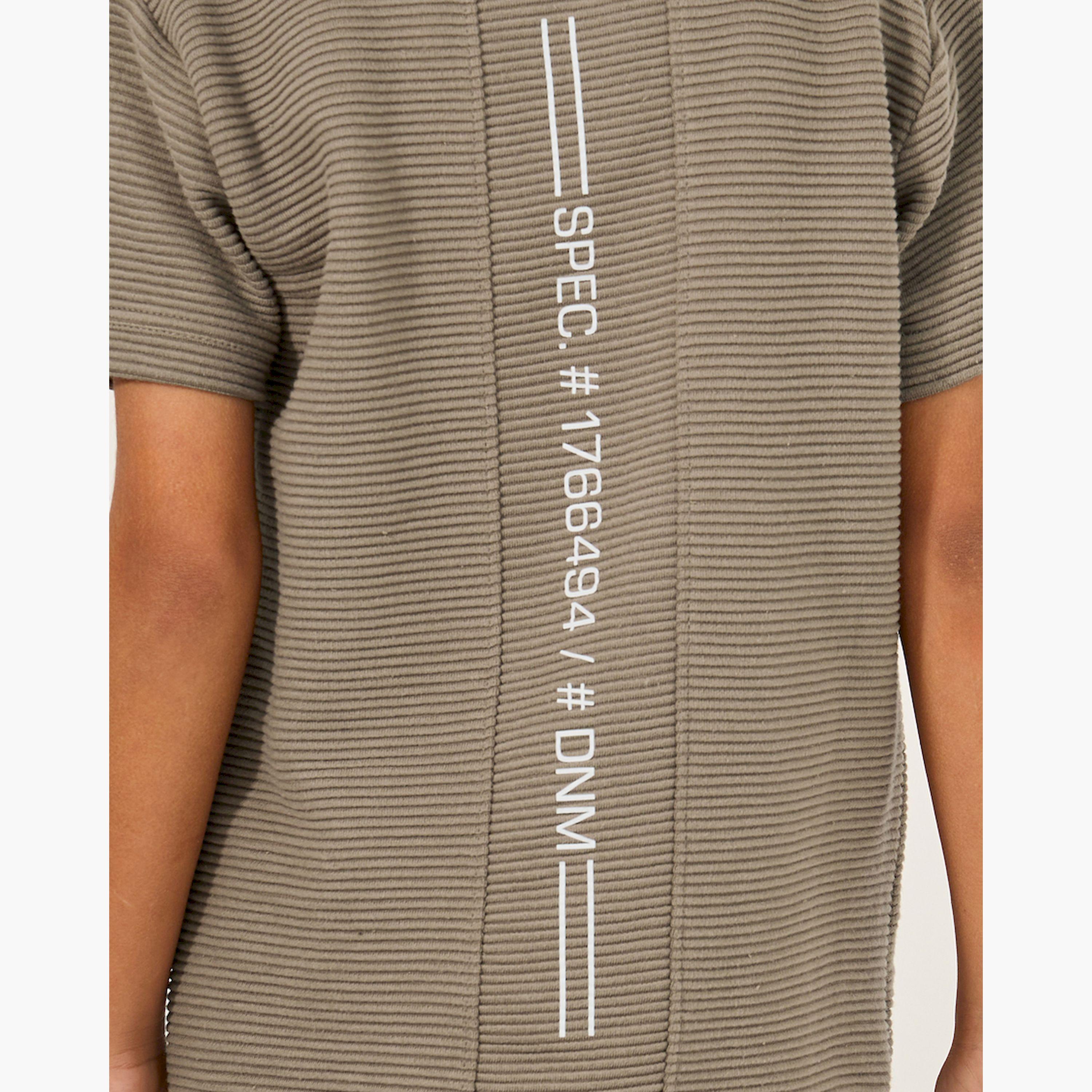 ستايلي - طقم تي شيرت وشورت بتفاصيل منقوشة مع شارة-boys-clothing-setsandcoords-image-4