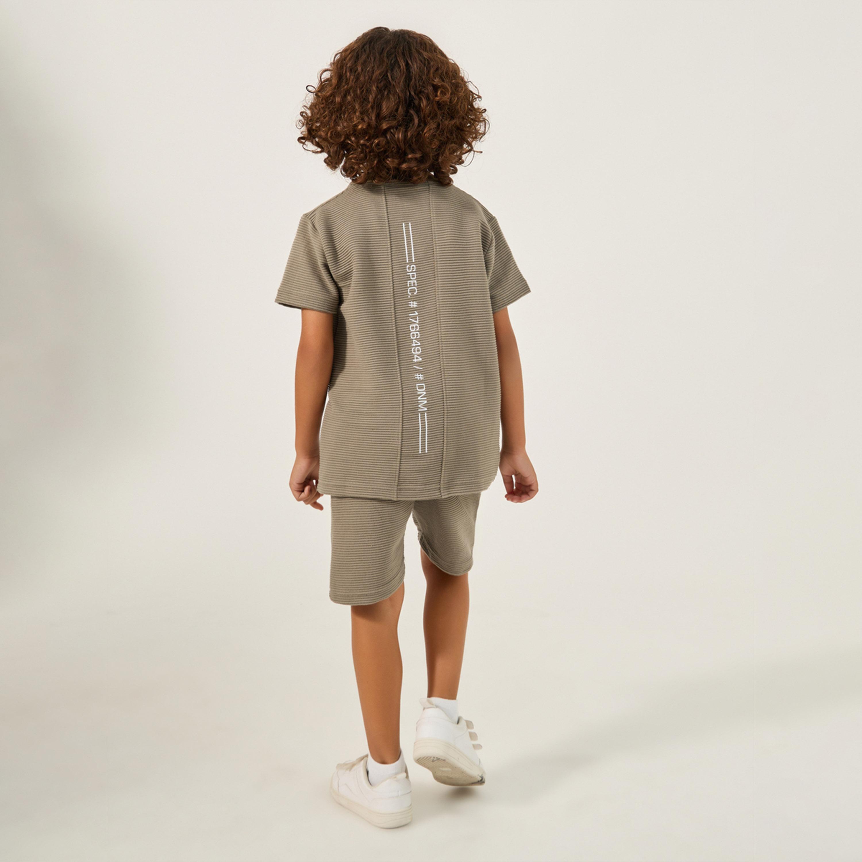 ستايلي - طقم تي شيرت وشورت بتفاصيل منقوشة مع شارة-boys-clothing-setsandcoords-image-6
