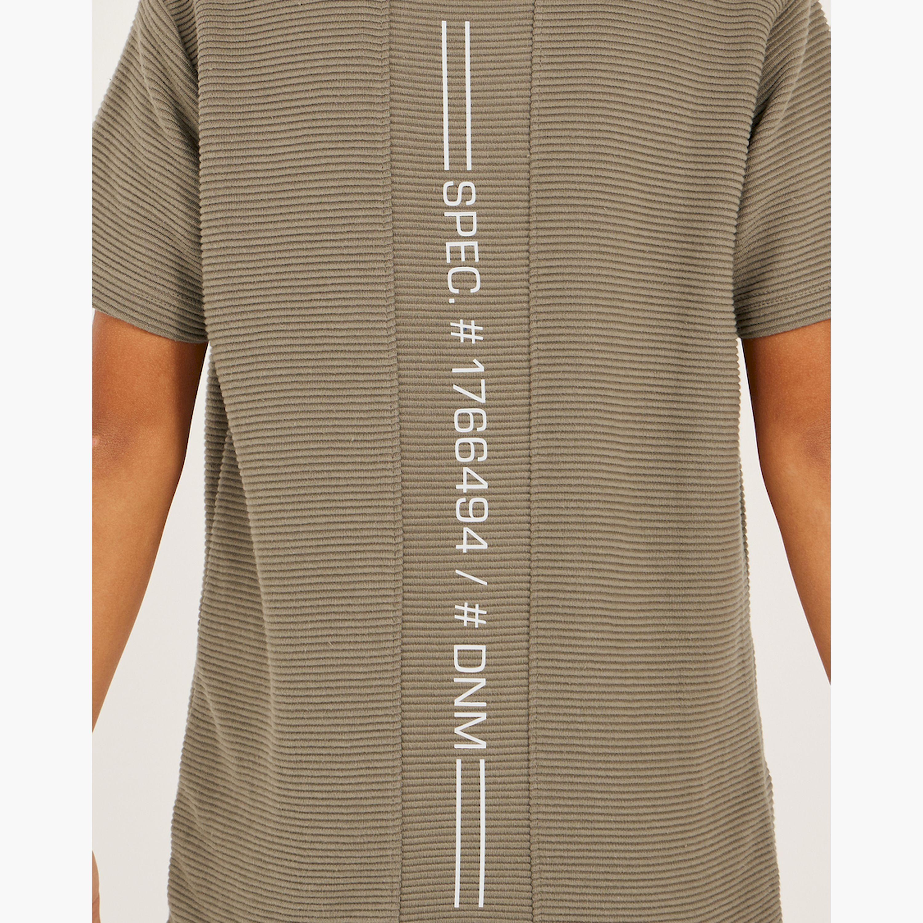 ستايلي - طقم تي شيرت وشورت بتفاصيل منقوشة مع شارة-boys-clothing-setsandcoords-image-4