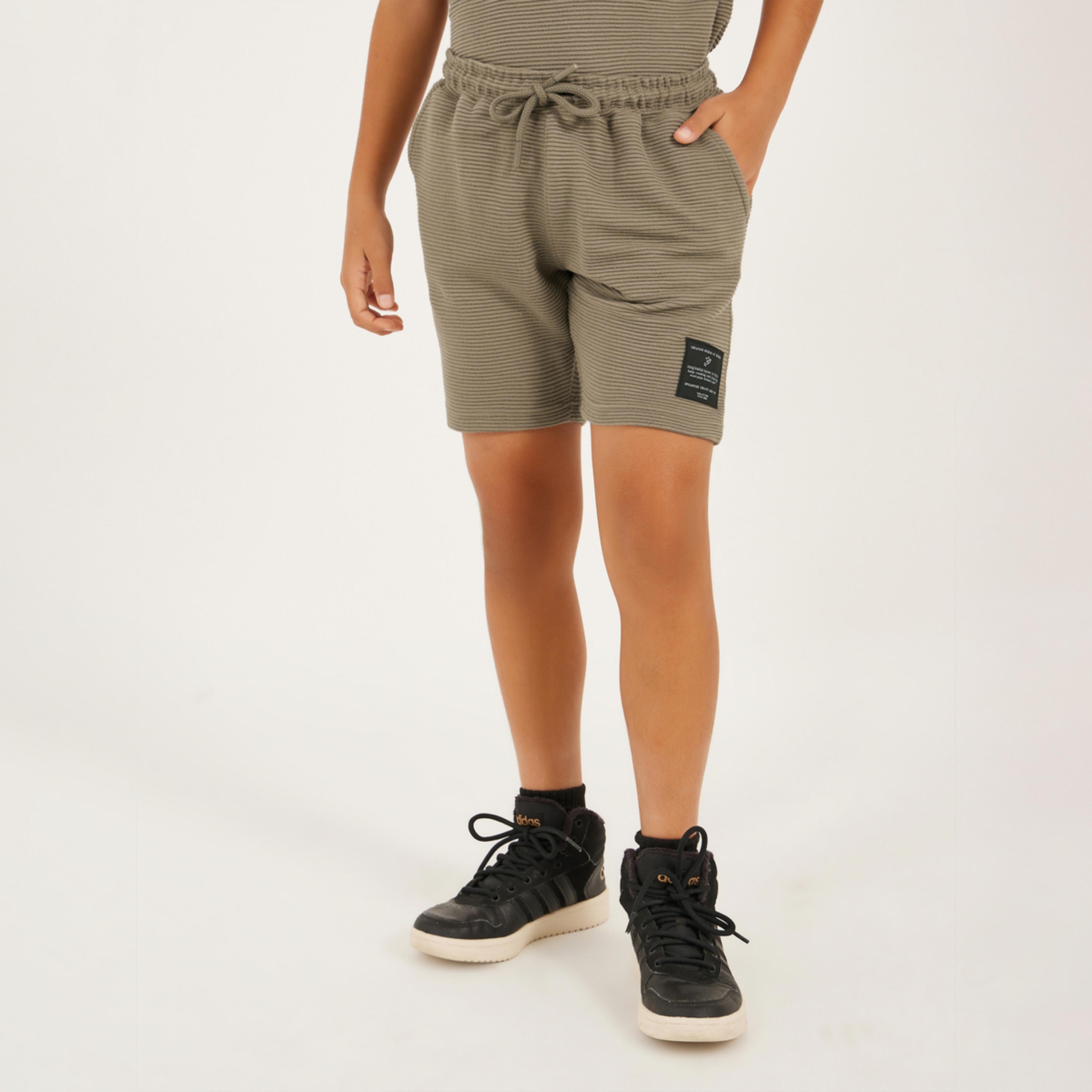 ستايلي - طقم تي شيرت وشورت بتفاصيل منقوشة مع شارة-boys-clothing-setsandcoords-image-5