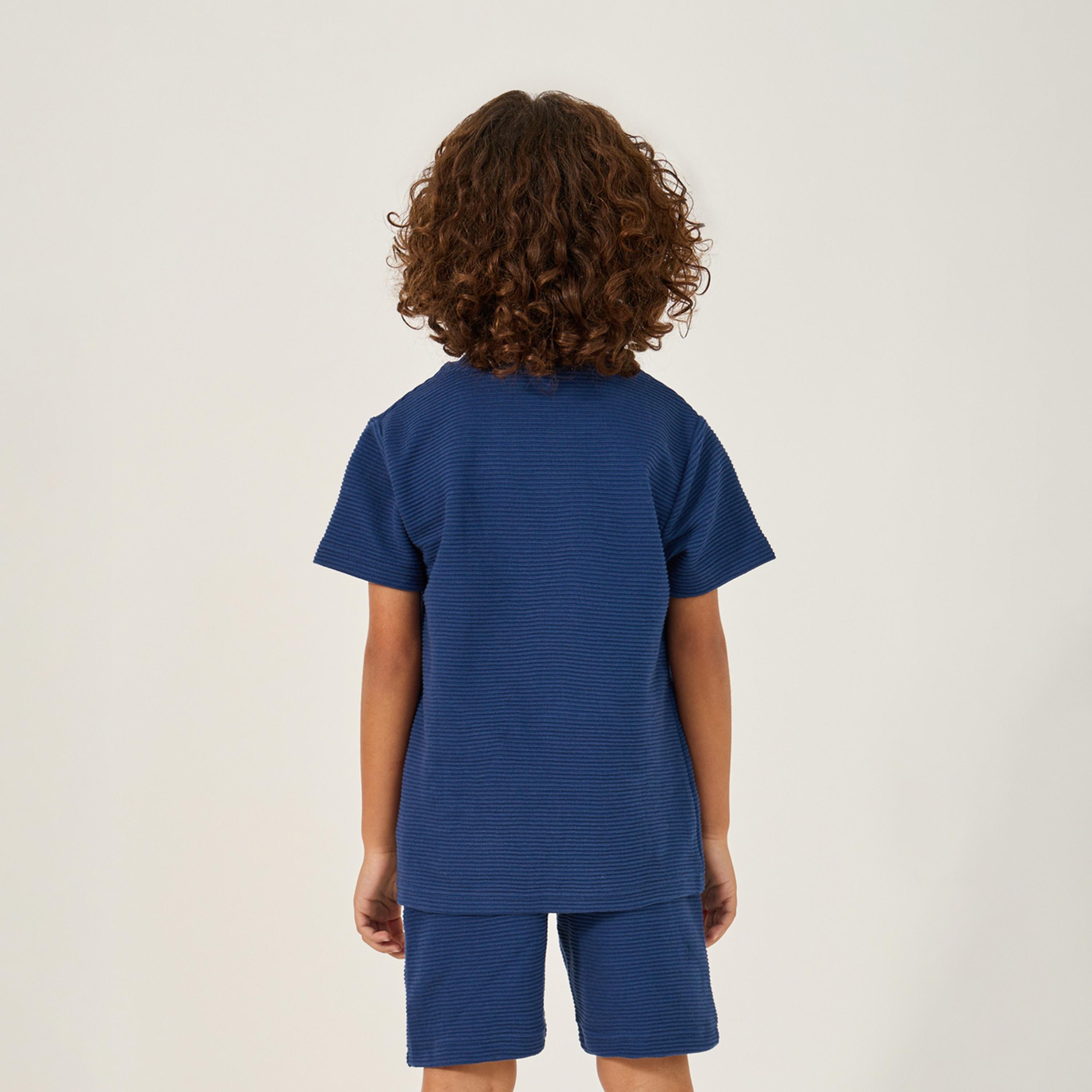 ستايلي - طقم تي شيرت بتفاصيل شارة مع شورت-girls-clothing-setsandcoords-image-5