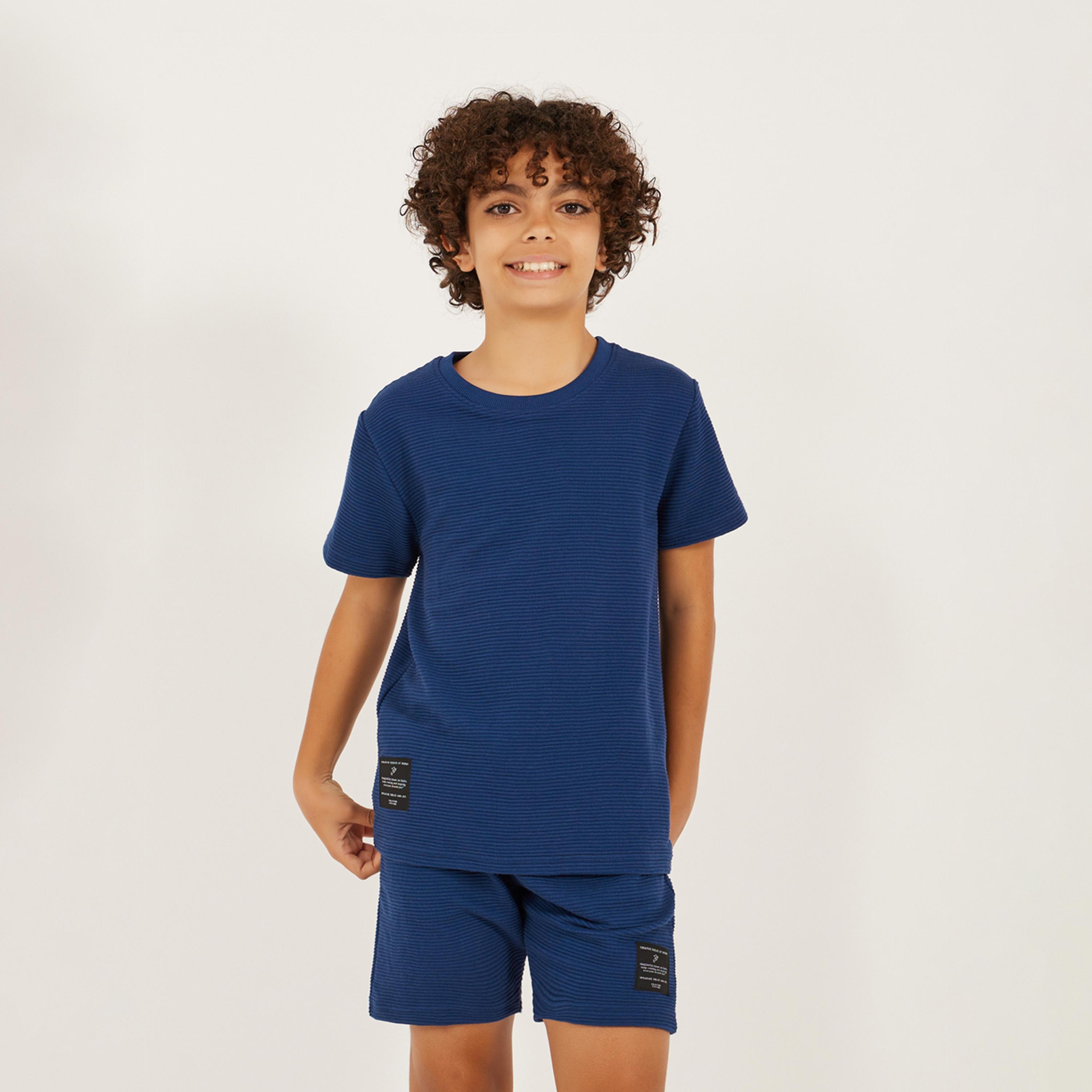 ستايلي - طقم تي شيرت وشورت بتفاصيل منقوشة مع شارة-boys-clothing-setsandcoords-image-2