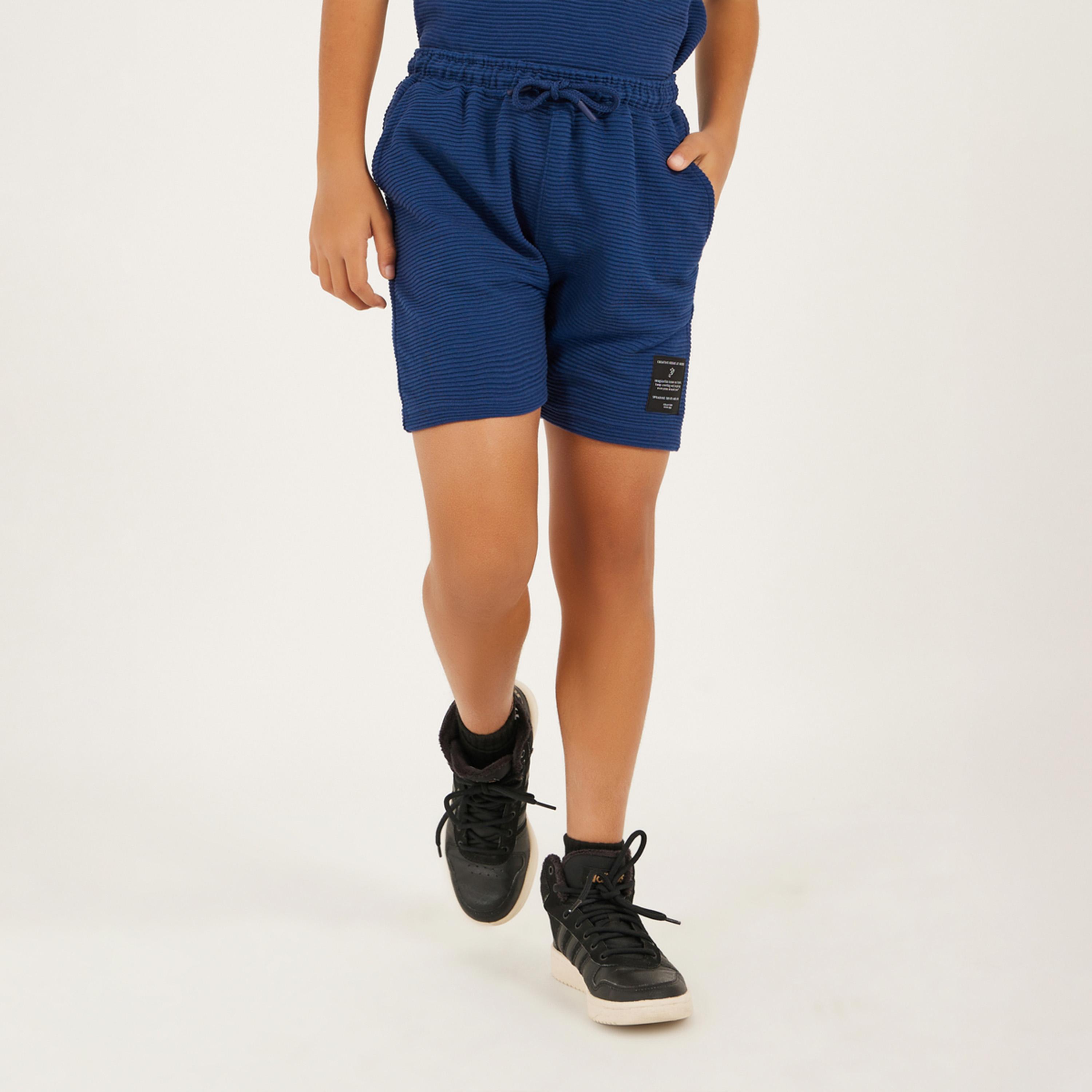 ستايلي - طقم تي شيرت وشورت بتفاصيل منقوشة مع شارة-boys-clothing-setsandcoords-image-5