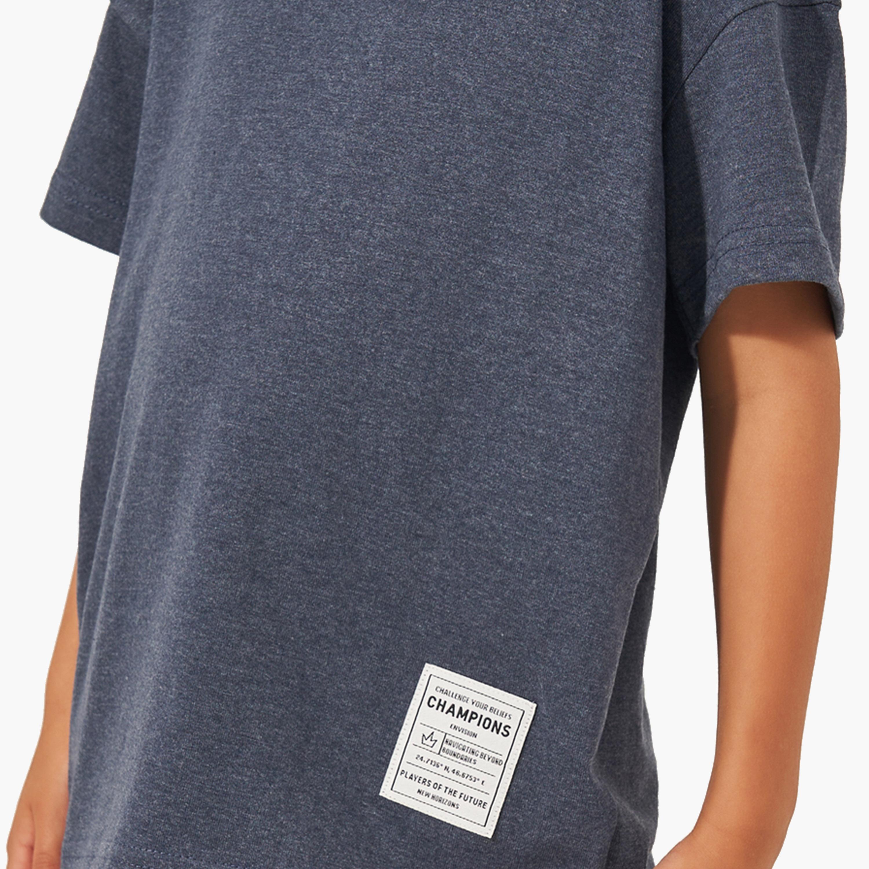 ستايلي - تي شيرت سادة كبير الحجم مع تفاصيل شارة-boys-clothing-tshirtsandpolos-image-2