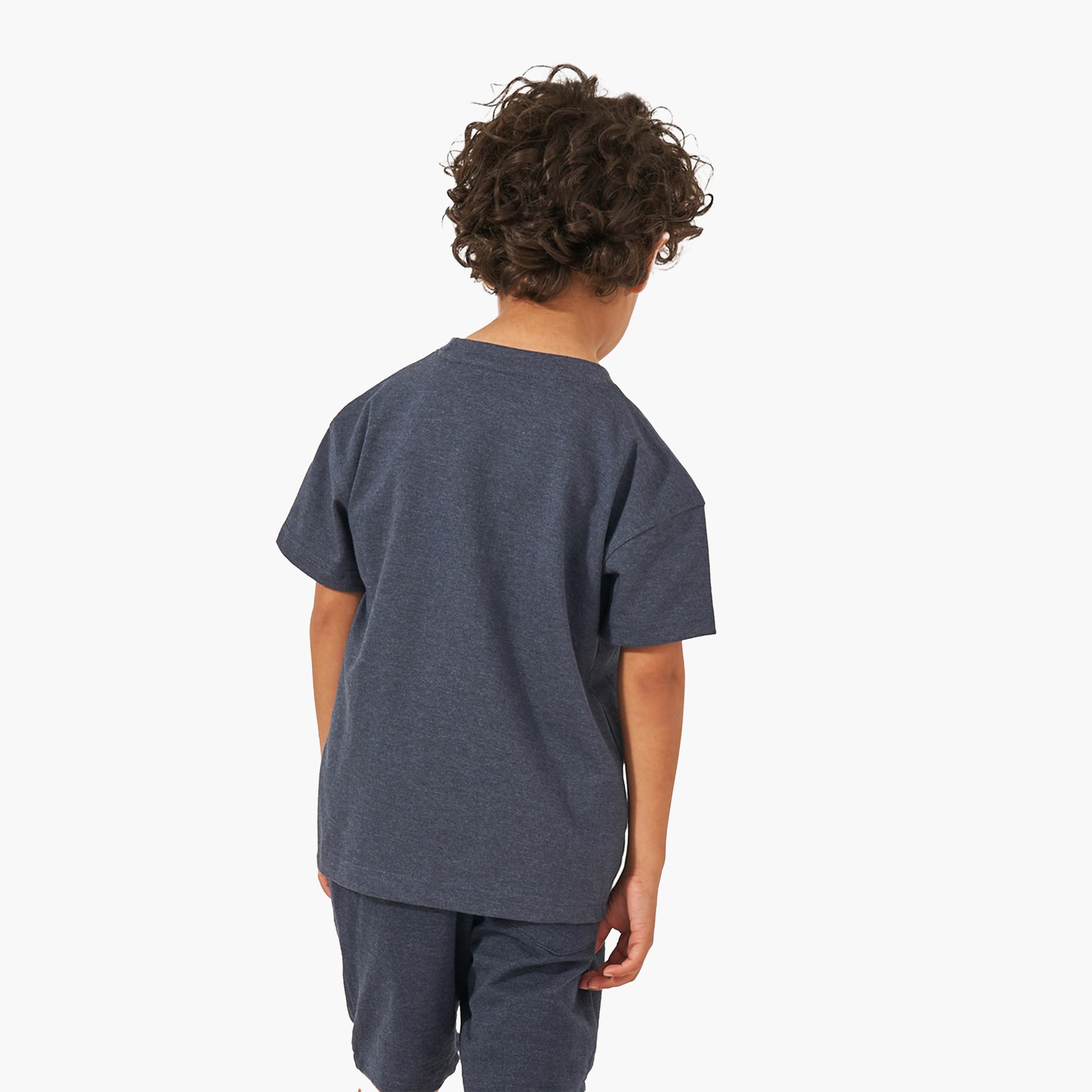 ستايلي - تي شيرت سادة كبير الحجم مع تفاصيل شارة-boys-clothing-tshirtsandpolos-image-1