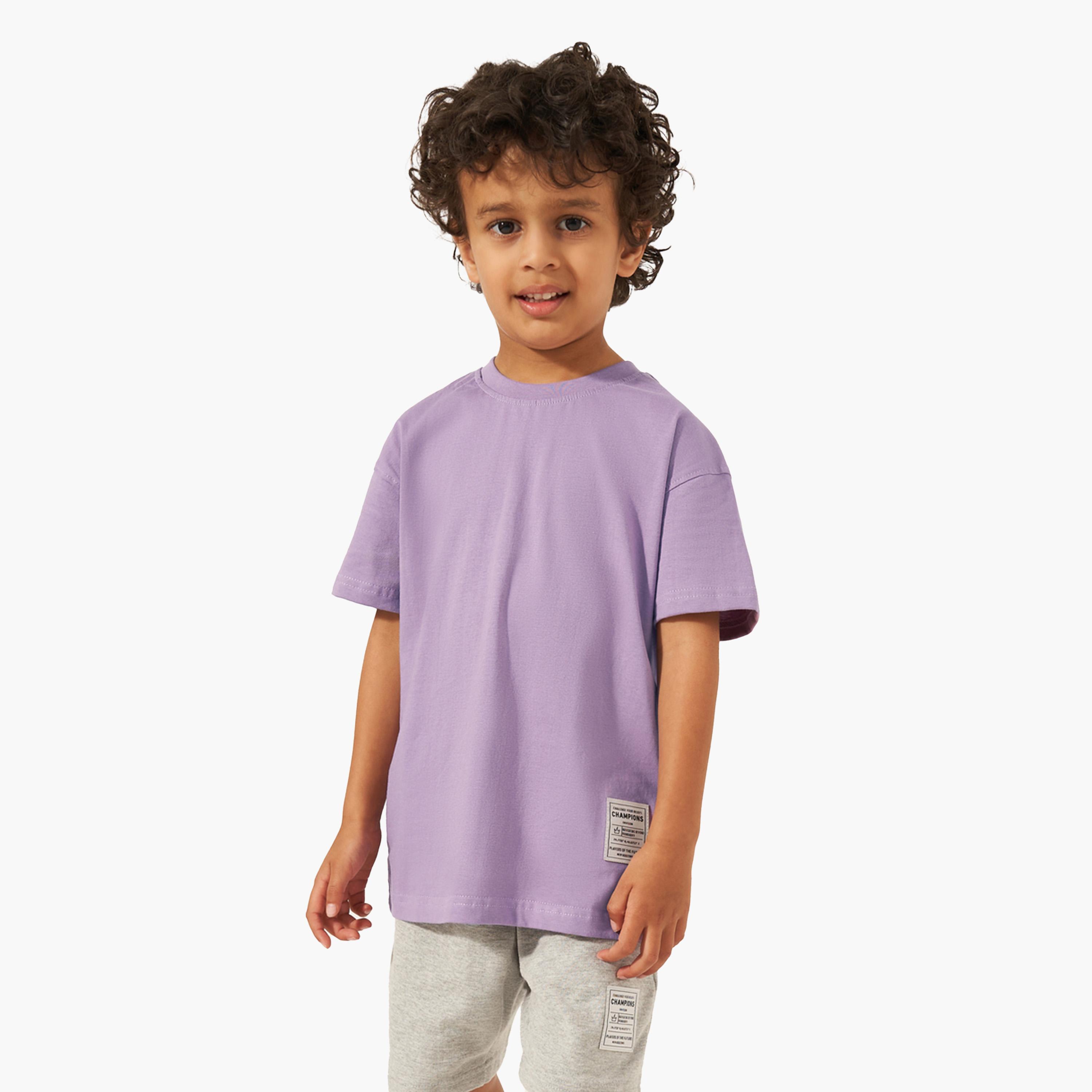 ستايلي - تي شيرت سادة كبير الحجم مع تفاصيل شارة-boys-clothing-tshirtsandpolos-image-1