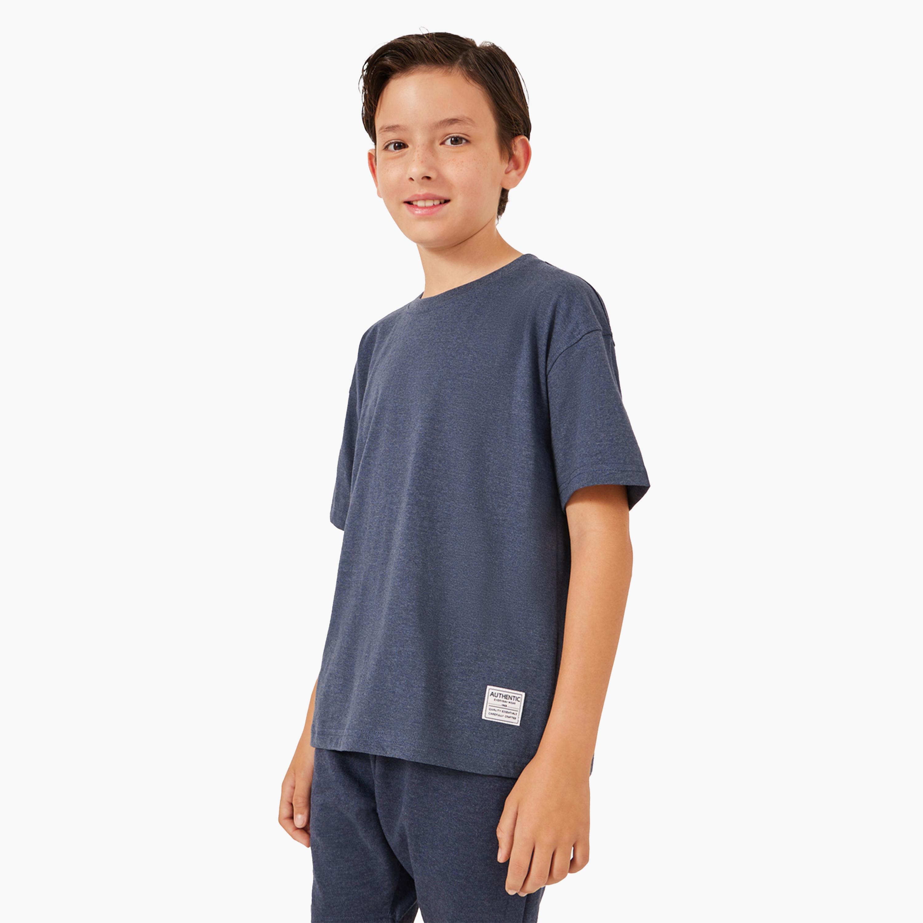 ستايلي - تي شيرت سادة كبير الحجم مع تفاصيل شارة-boys-clothing-tshirtsandpolos-image-1