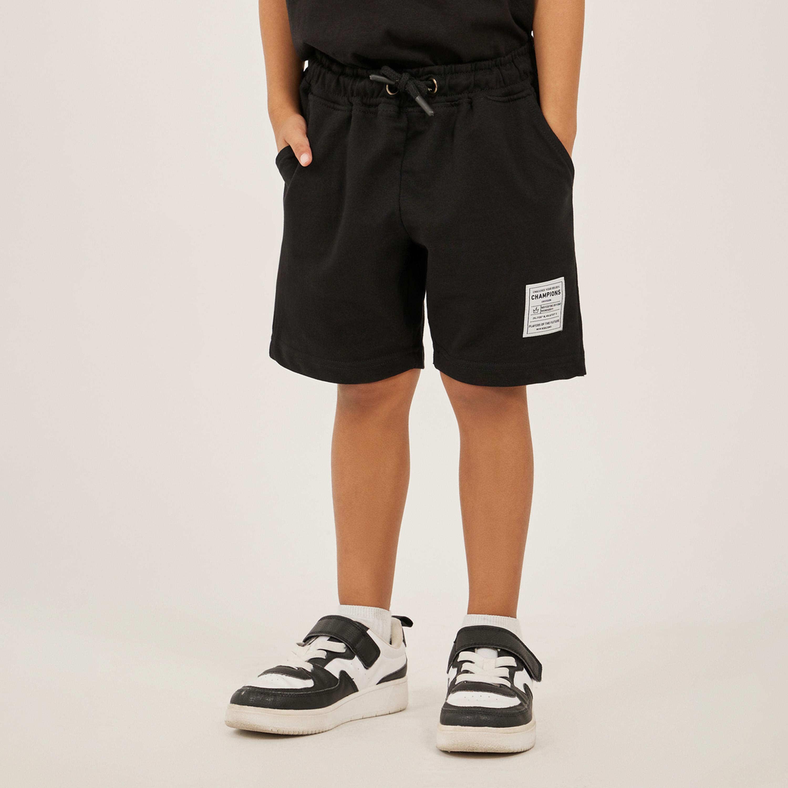 ستايلي - شورت للأولاد الصغار مع جيب جانبي وخلفي ورباط دائري مع شارة-boys-clothing-bottoms-shorts-image-1