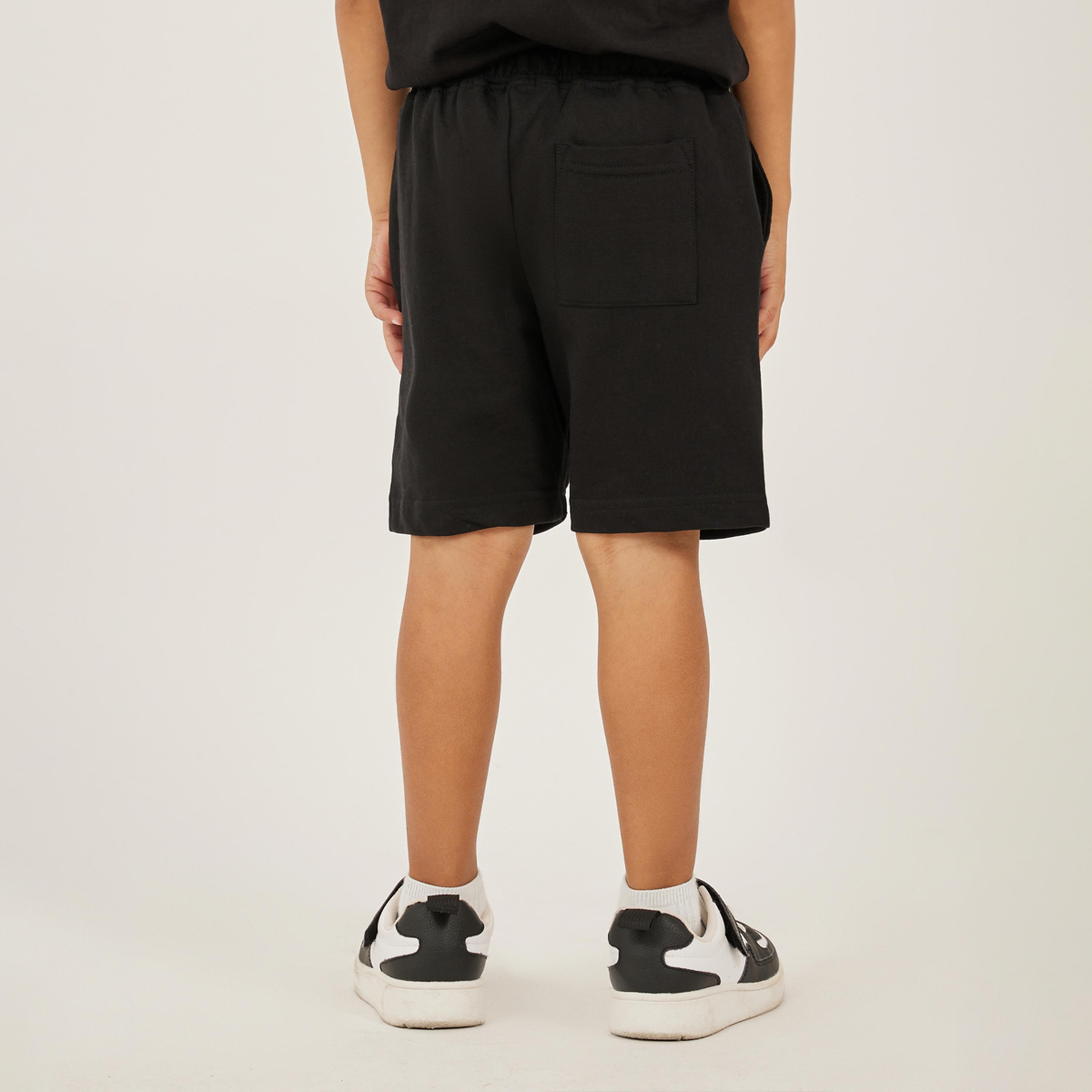 ستايلي - شورت للأولاد الصغار مع جيب جانبي وخلفي ورباط دائري مع شارة-boys-clothing-bottoms-shorts-image-4