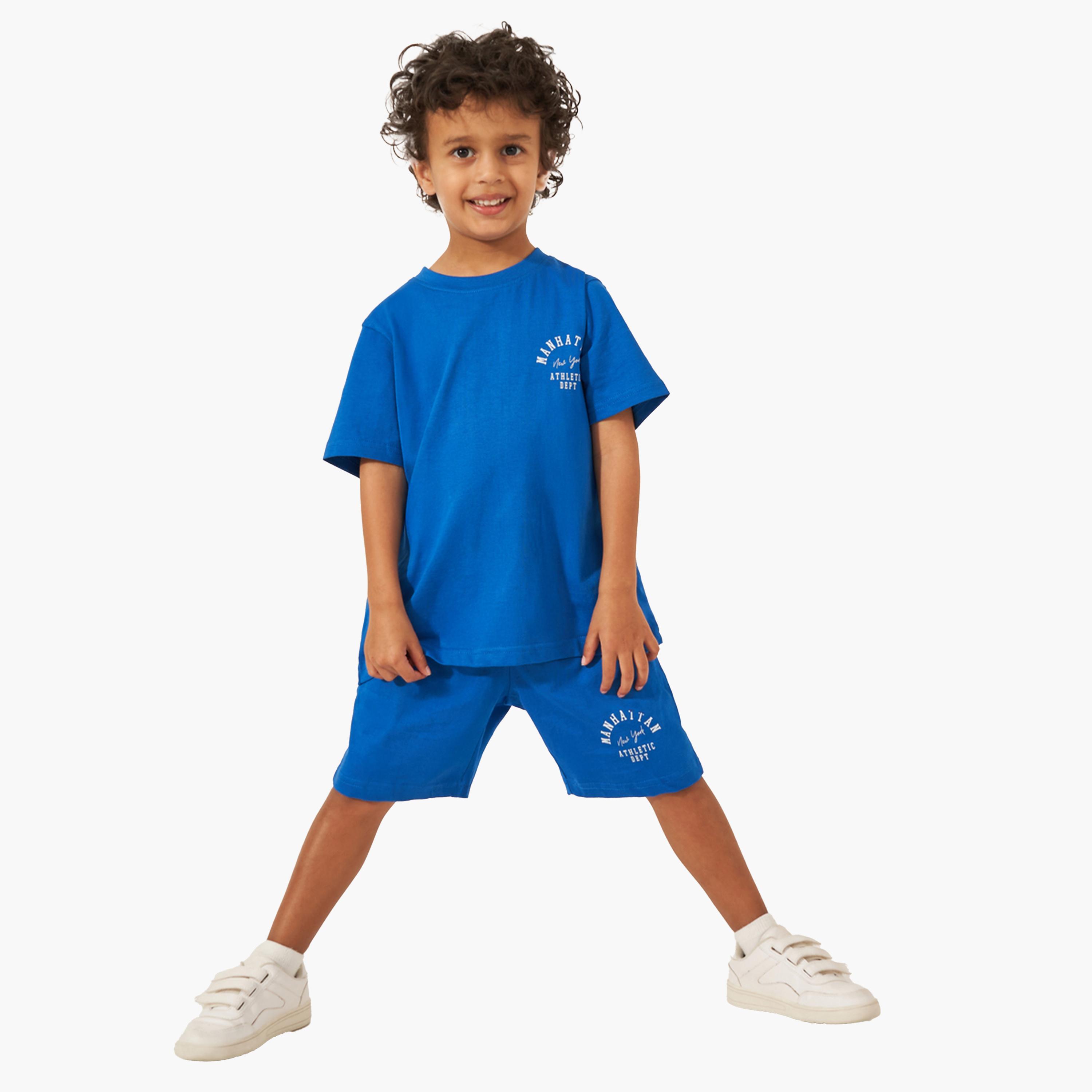 ستايلي - طقم تي شيرت بأكمام قصيرة وشورت بطبعة شعار-boys-clothing-setsandcoords-image-1