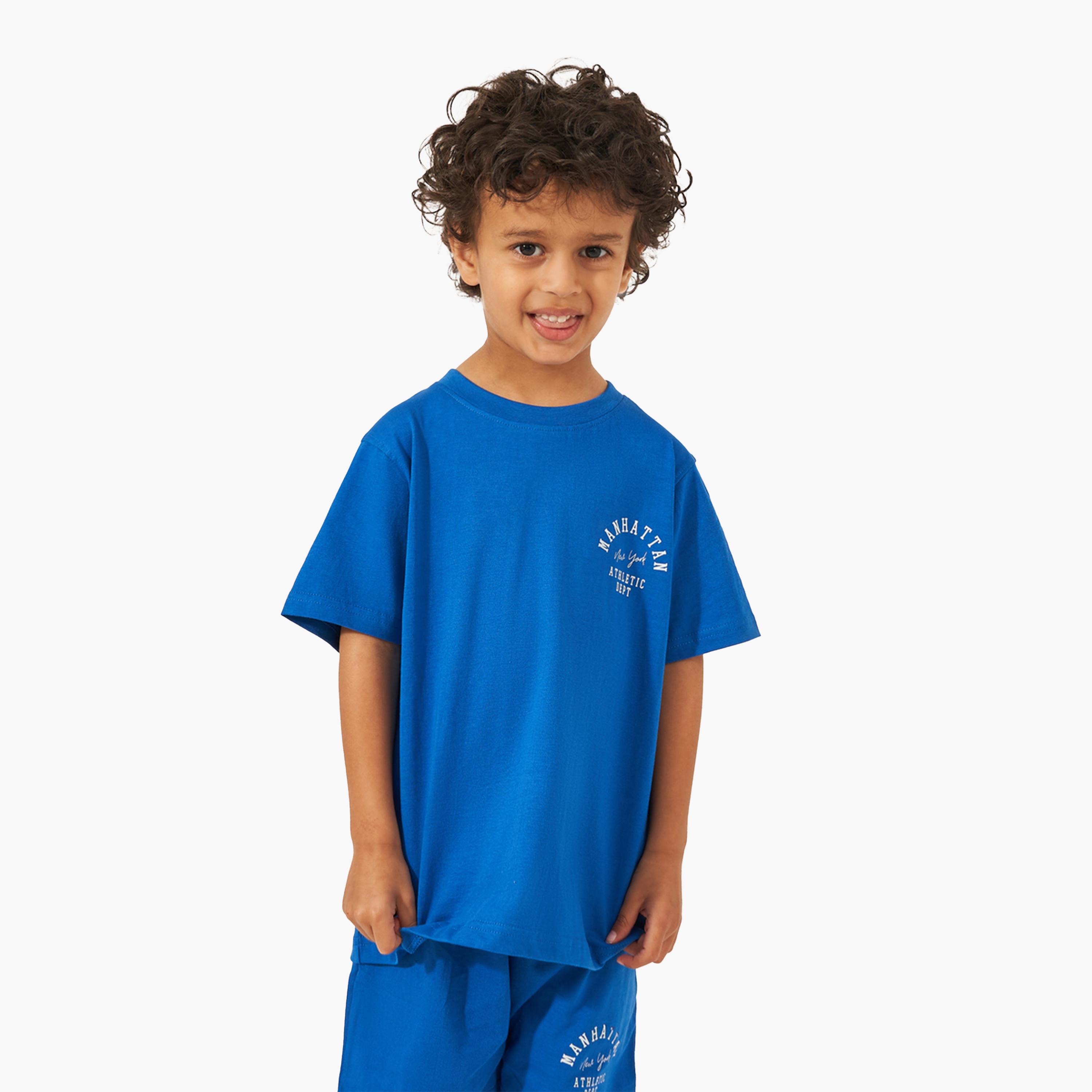 ستايلي - طقم تي شيرت بأكمام قصيرة وشورت بطبعة شعار-boys-clothing-setsandcoords-image-2