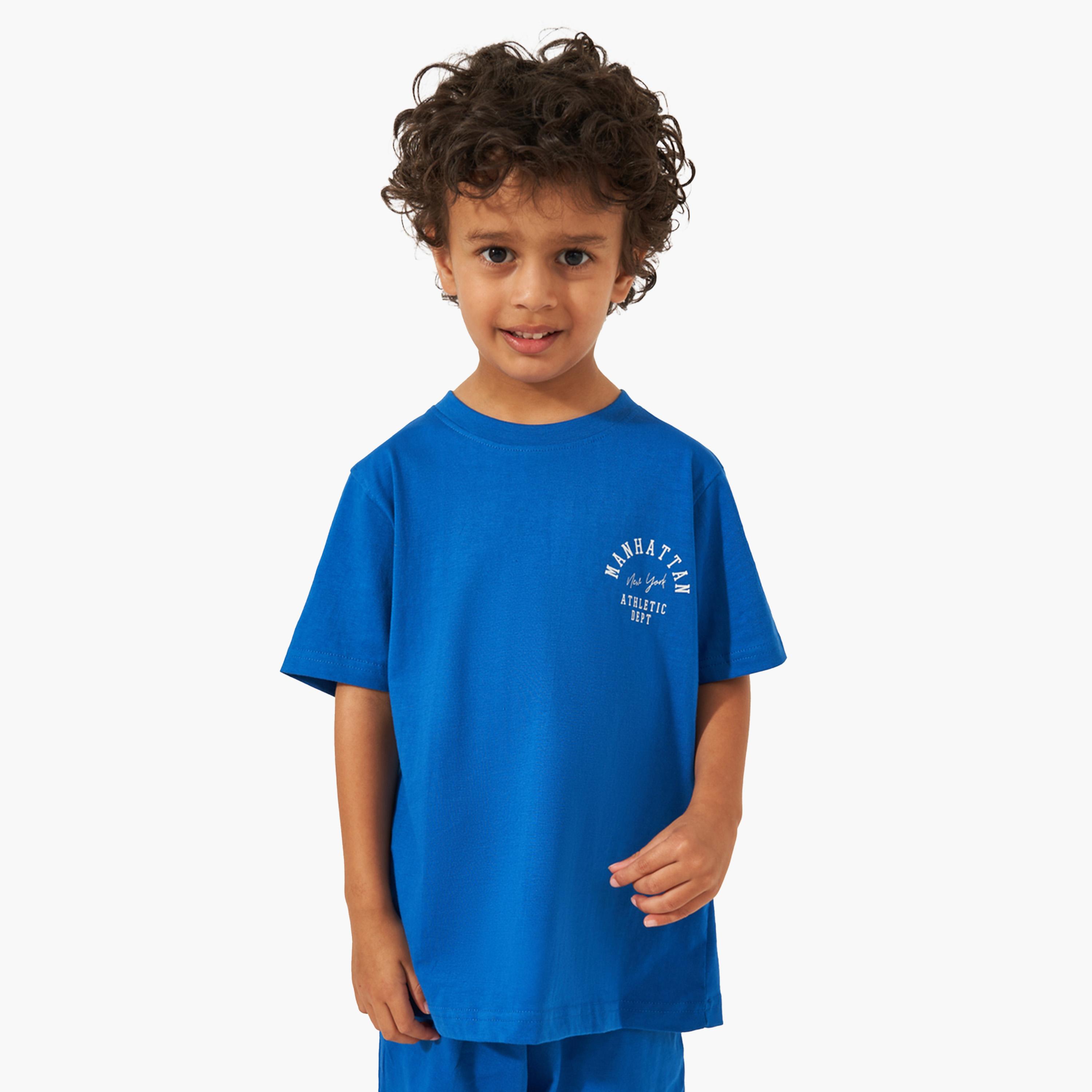 ستايلي - طقم تي شيرت بأكمام قصيرة وشورت بطبعة شعار-boys-clothing-setsandcoords-image-3