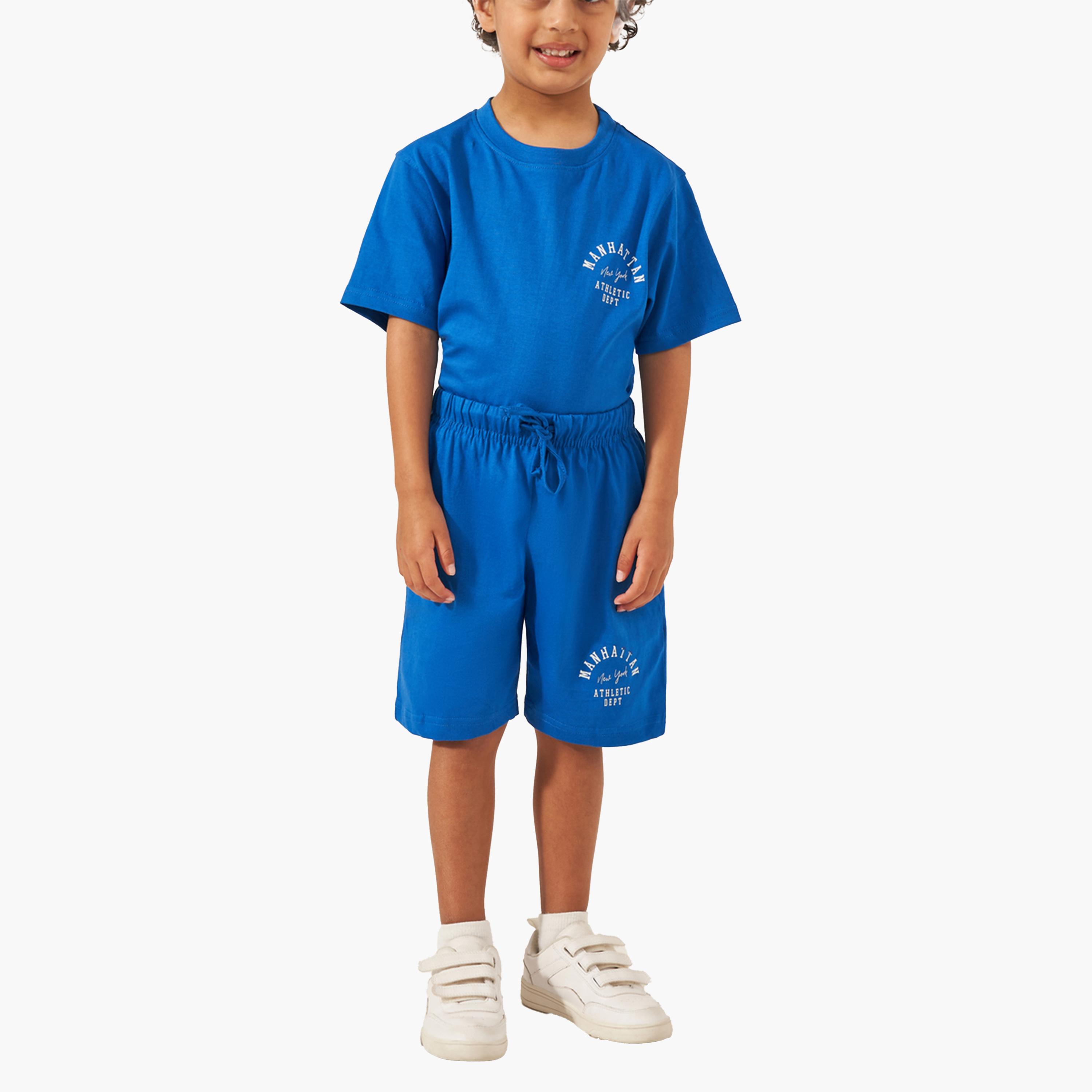 ستايلي - طقم تي شيرت بأكمام قصيرة وشورت بطبعة شعار-boys-clothing-setsandcoords-image-5