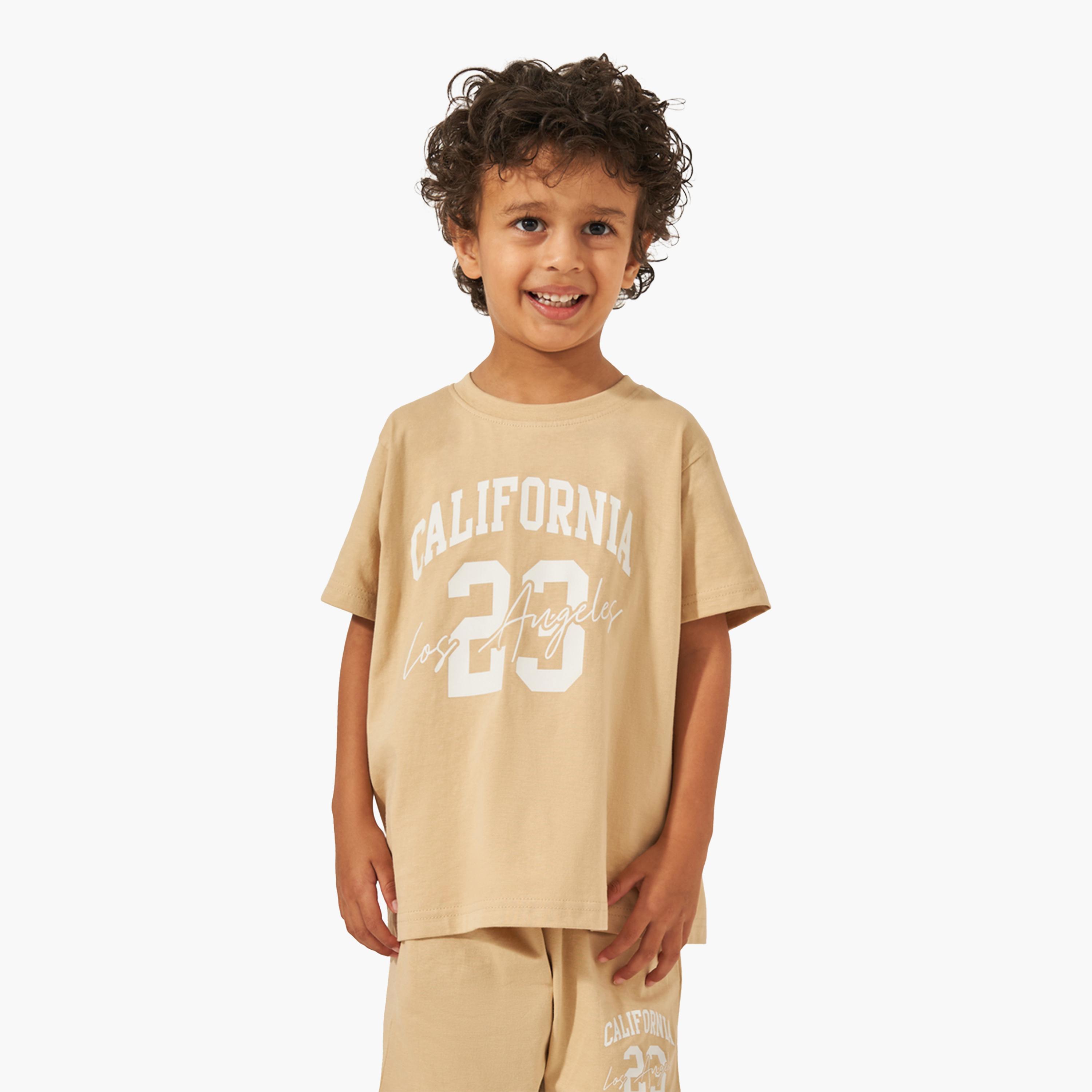 ستايلي - طقم تي شيرت بأكمام قصيرة وشورت بطبعة شعار-boys-clothing-setsandcoords-image-2