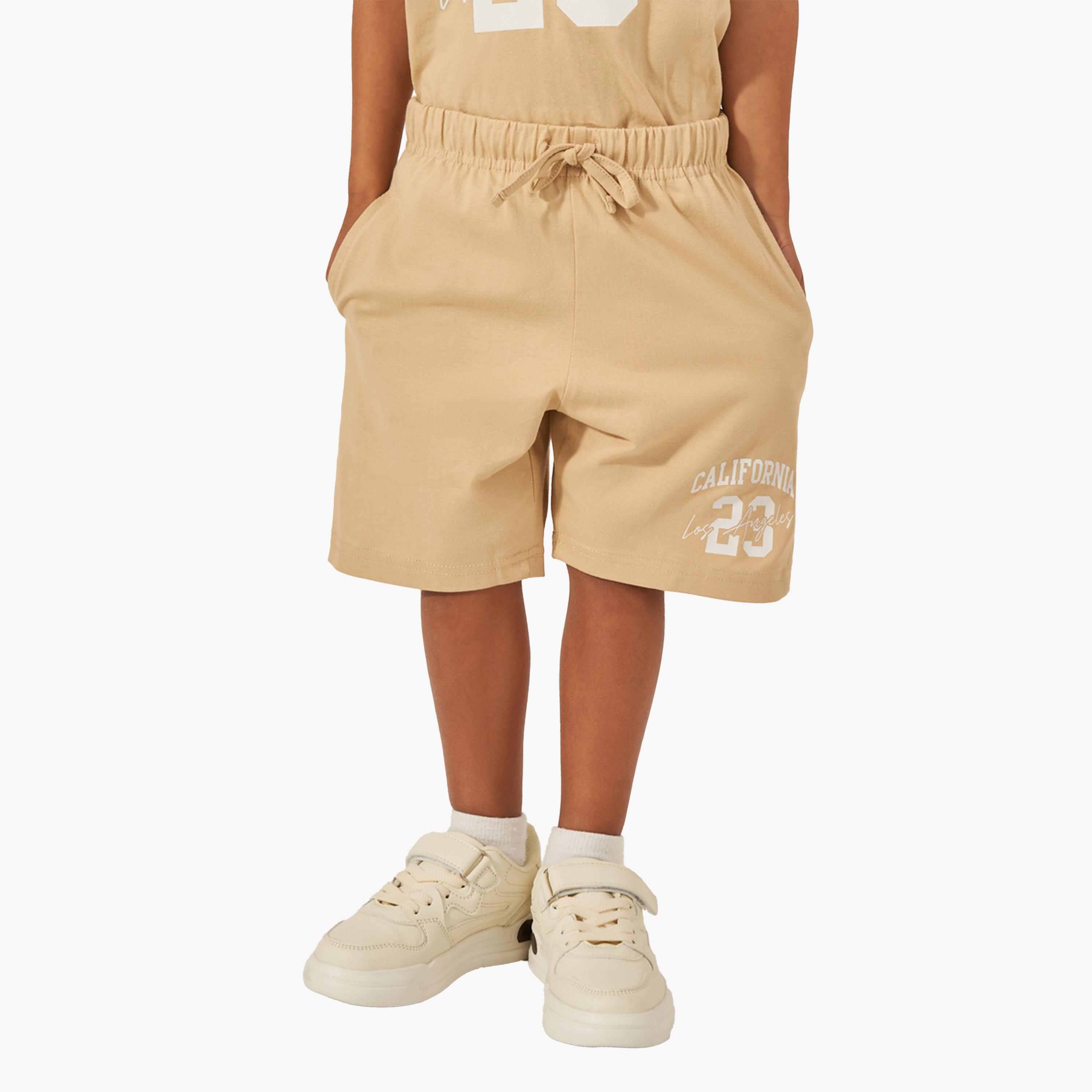ستايلي - طقم تي شيرت بأكمام قصيرة وشورت بطبعة شعار-boys-clothing-setsandcoords-image-4