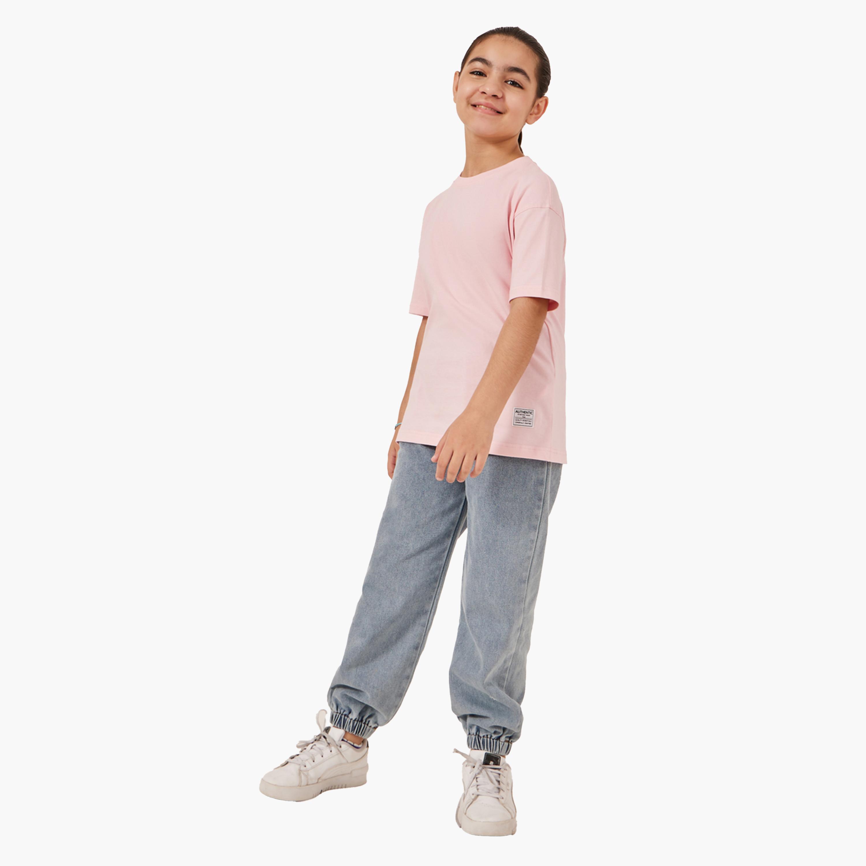 ستايلي - تي شيرت سادة كبير الحجم مع تفاصيل شارة-girls-clothing-tshirts-image-2