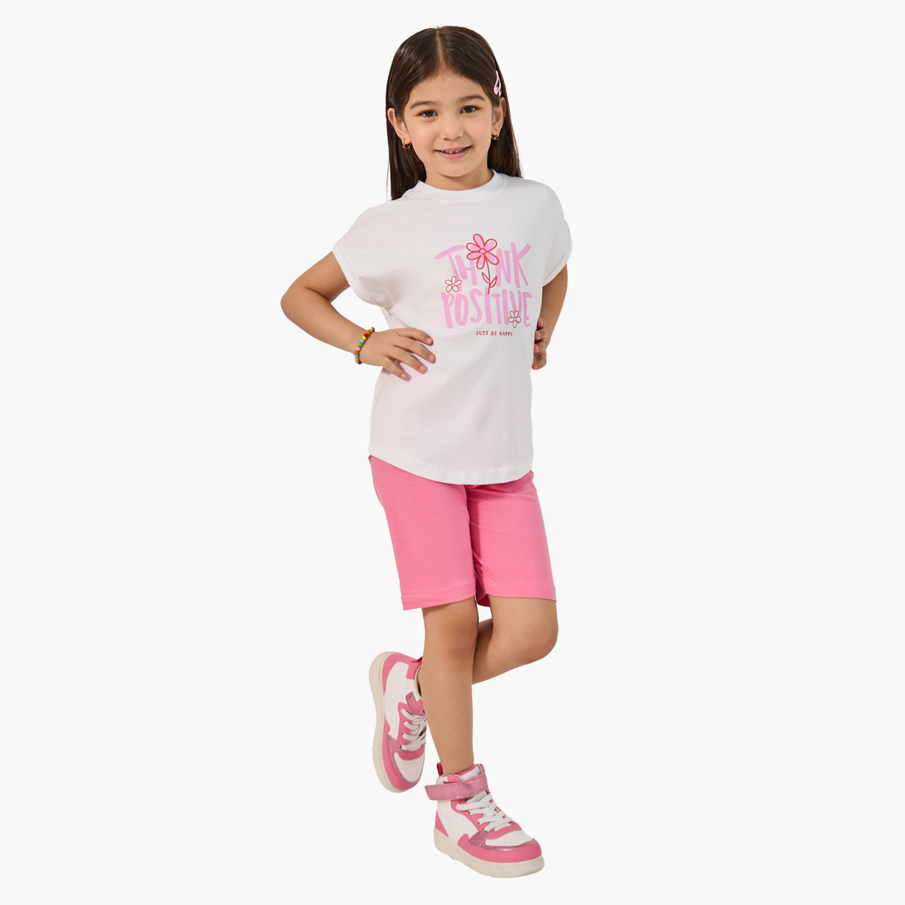 ستايلي-  طقم تي شيرت وشورت رقبة دائرية وطبعة جرافيكية-girls-clothing-setsandcoords-image-1