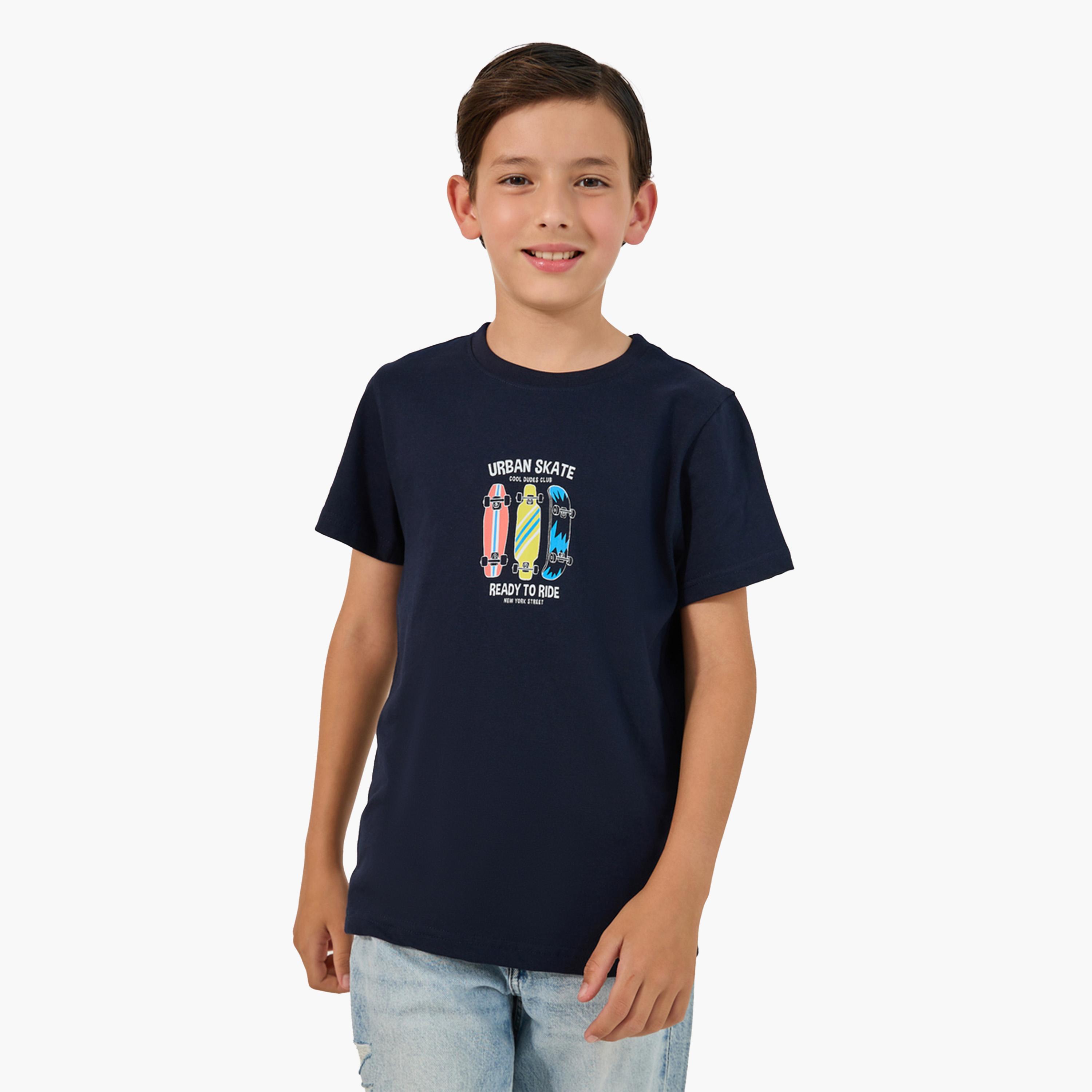 ستايلي- تي شيرت بطبعة جرافيكية ورقبة دائرية-boys-clothing-tshirtsandpolos-image-1