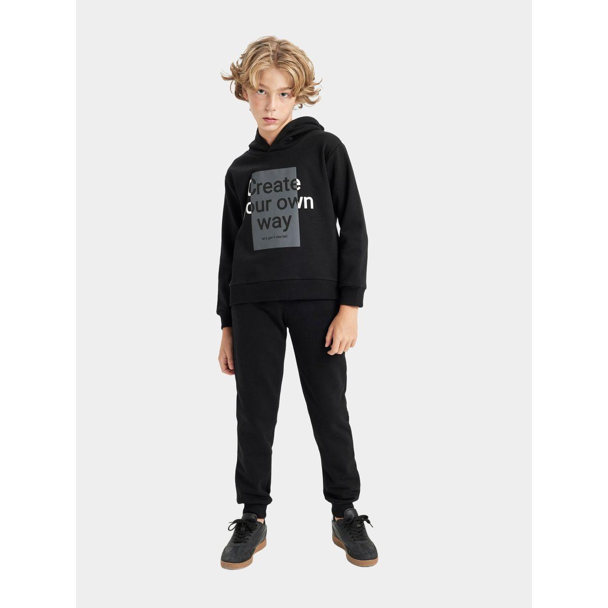 طقم من جوغر بقصة مريحة وسويت شيرت بطبعة جرافيك ديفاكتو × ستايلي-boys-clothing-setsandcoords-image-1