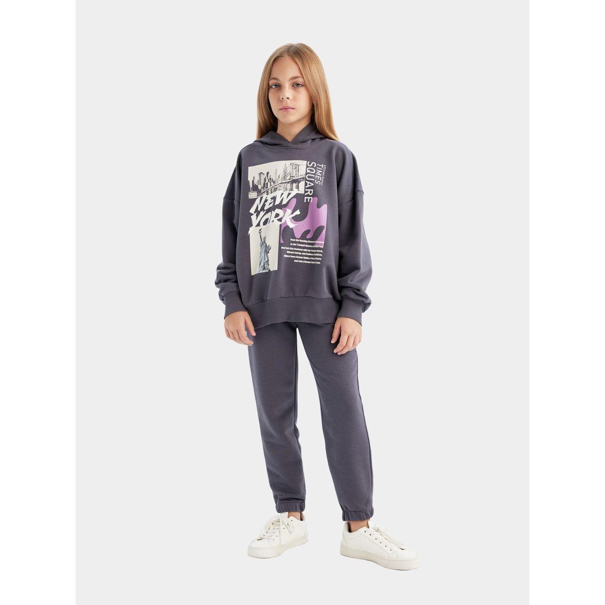 طقم من جوغر بقصة مريحة وسويت شيرت بطبعة جرافيك ديفاكتو × ستايلي-girls-clothing-setsandcoords-image-1