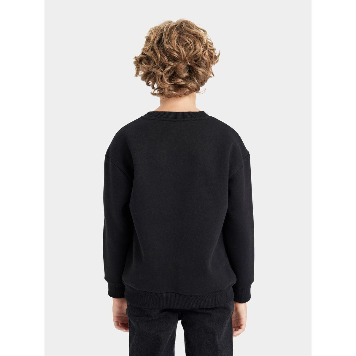 سويت شيرت فضفاض بطبعة جرافيك وياقة دائرية ديفاكتو × ستايلي-boys-clothing-sweatshirts-image-6