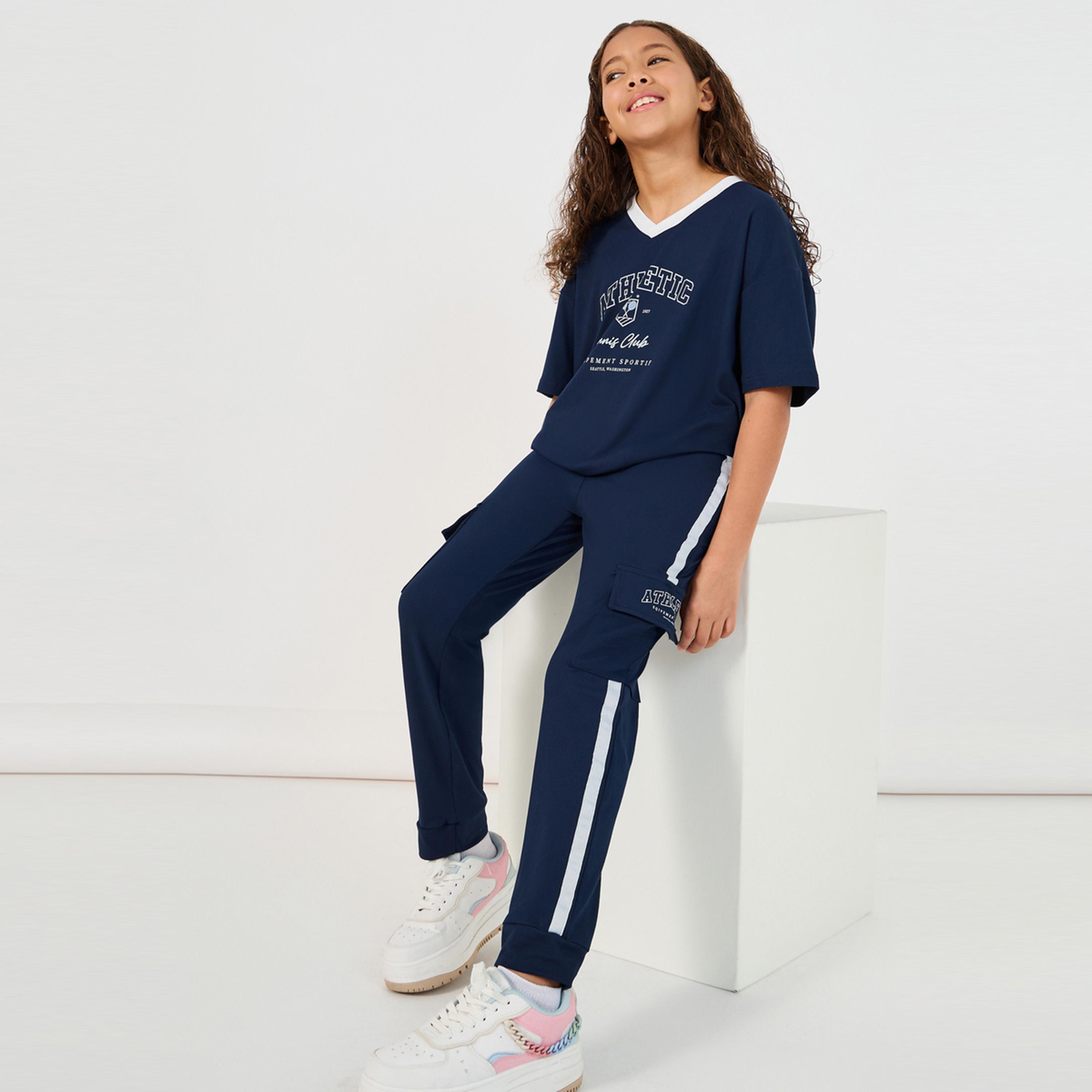 ستايلي - طقم تي شيرت بطبعة جرافيكية وياقة V مع بنطال كارغو رياضي-girls-clothing-setsandcoords-image-1