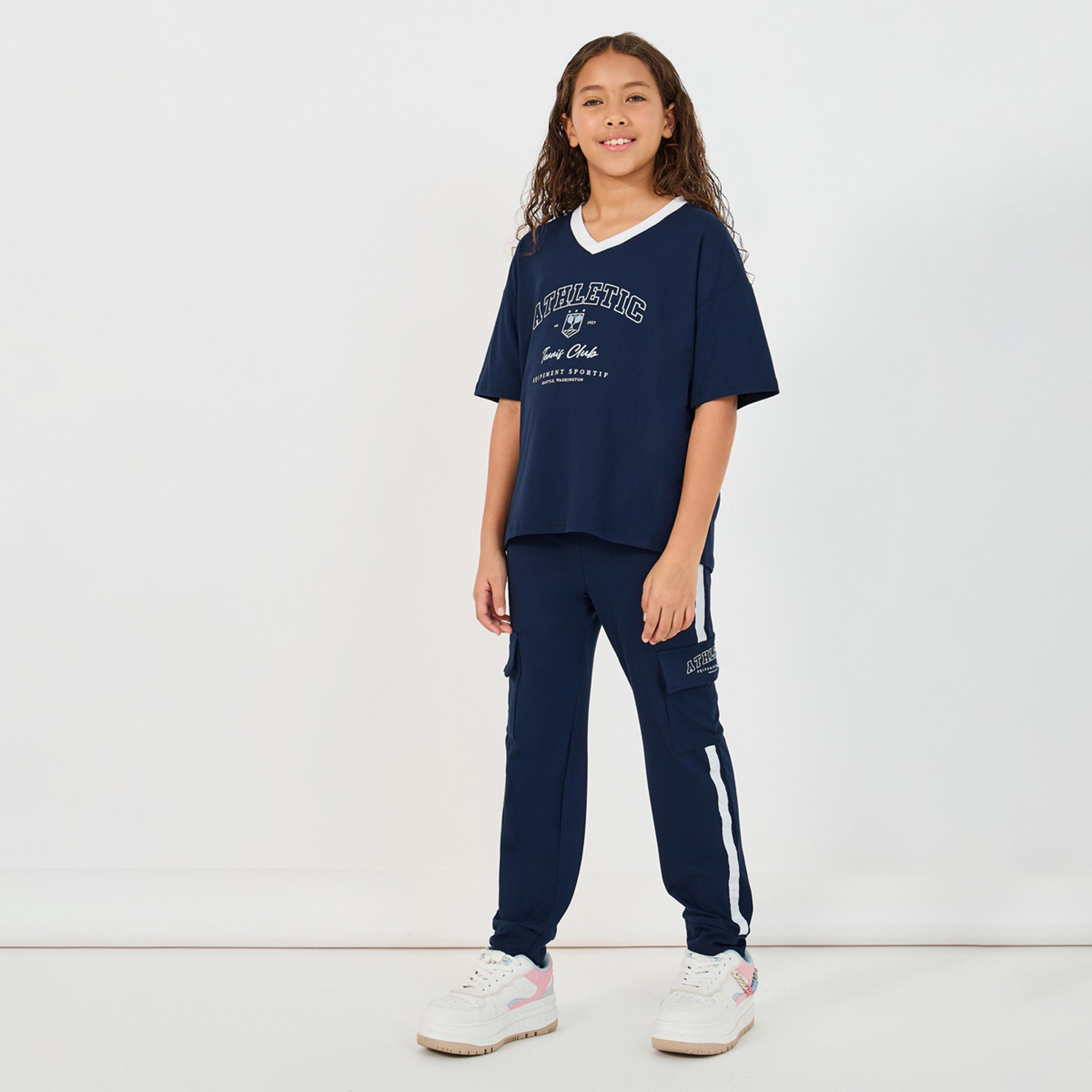 ستايلي - طقم تي شيرت بطبعة جرافيكية وياقة V مع بنطال كارغو رياضي-girls-clothing-setsandcoords-image-2