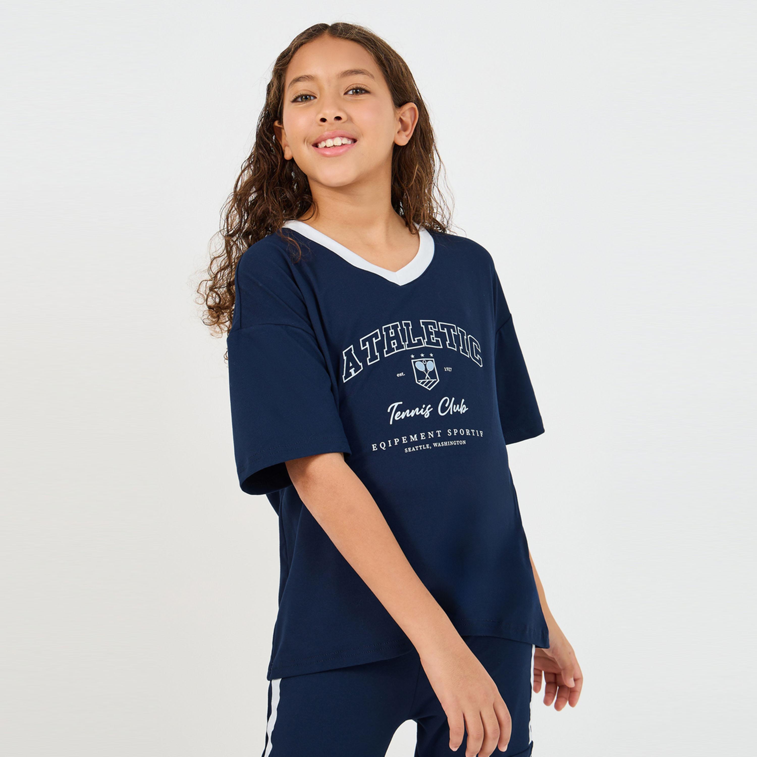 ستايلي - طقم تي شيرت بطبعة جرافيكية وياقة V مع بنطال كارغو رياضي-girls-clothing-setsandcoords-image-3