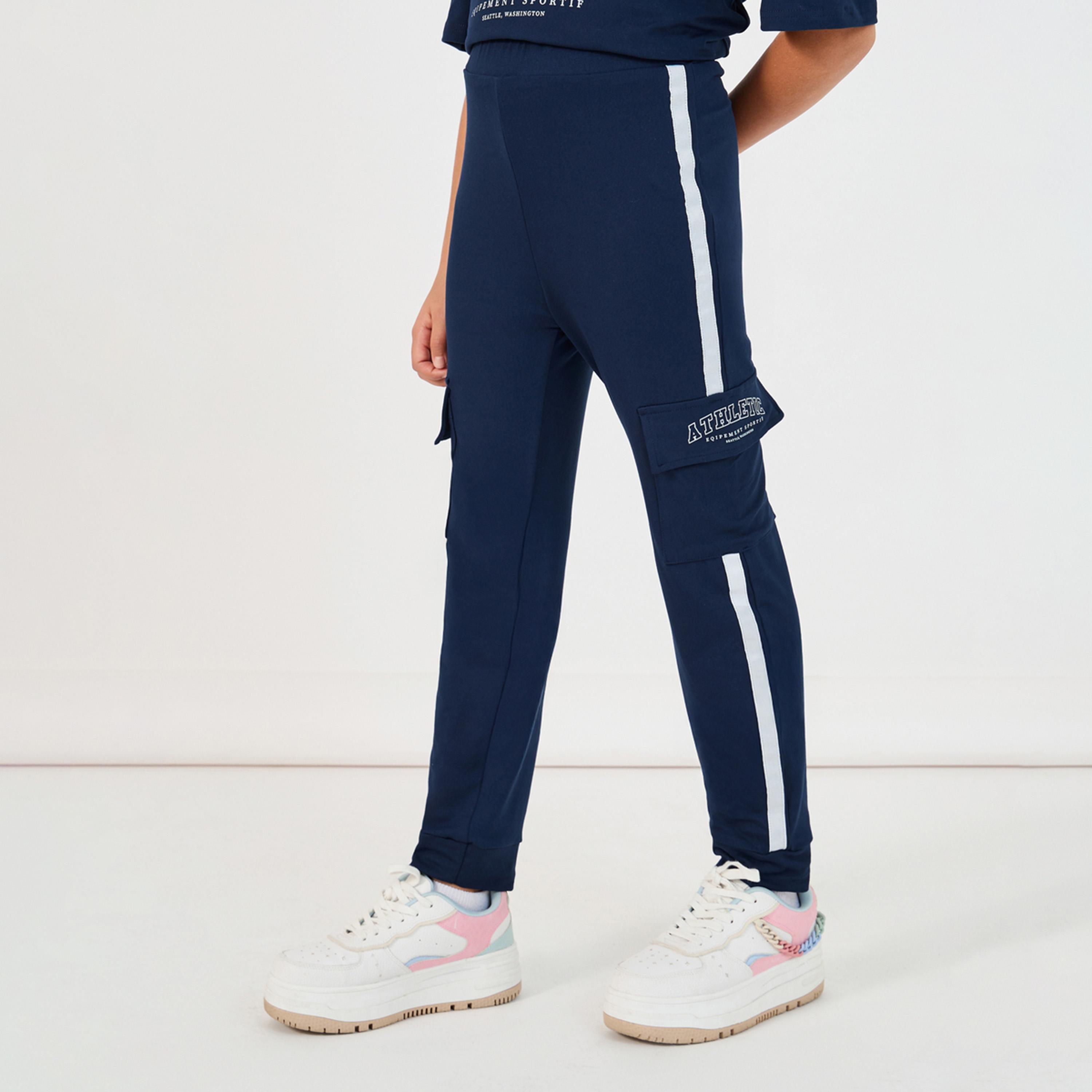 ستايلي - طقم تي شيرت بطبعة جرافيكية وياقة V مع بنطال كارغو رياضي-girls-clothing-setsandcoords-image-5