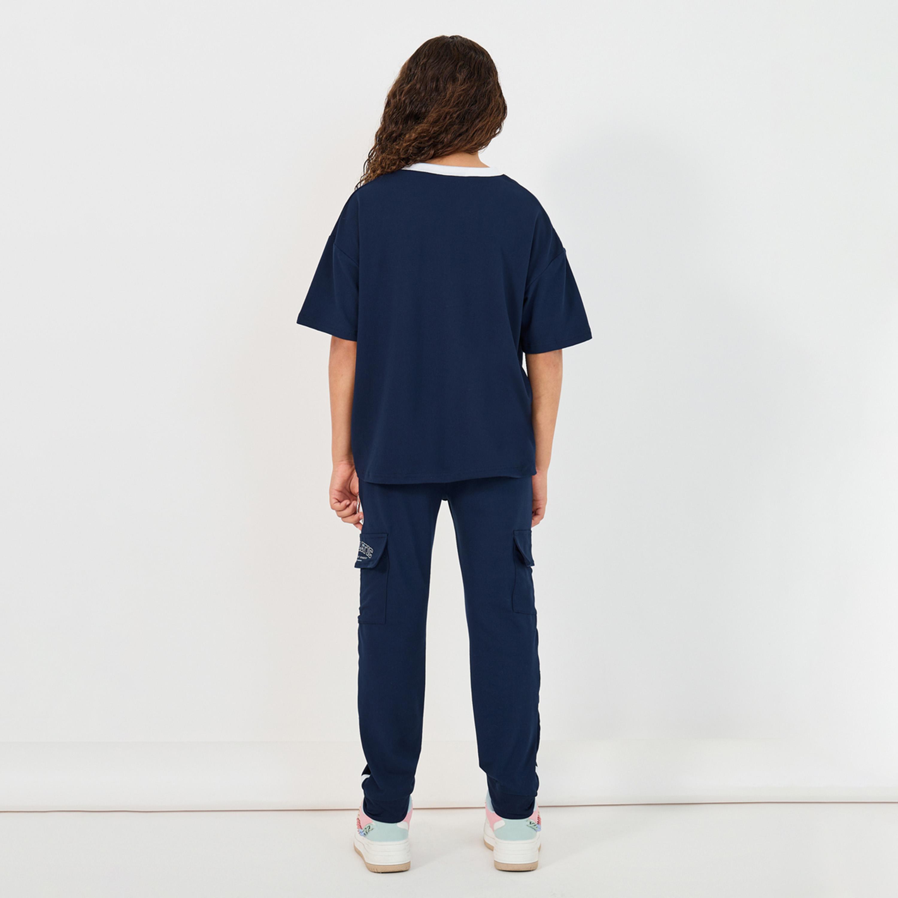 ستايلي - طقم تي شيرت بطبعة جرافيكية وياقة V مع بنطال كارغو رياضي-girls-clothing-setsandcoords-image-6