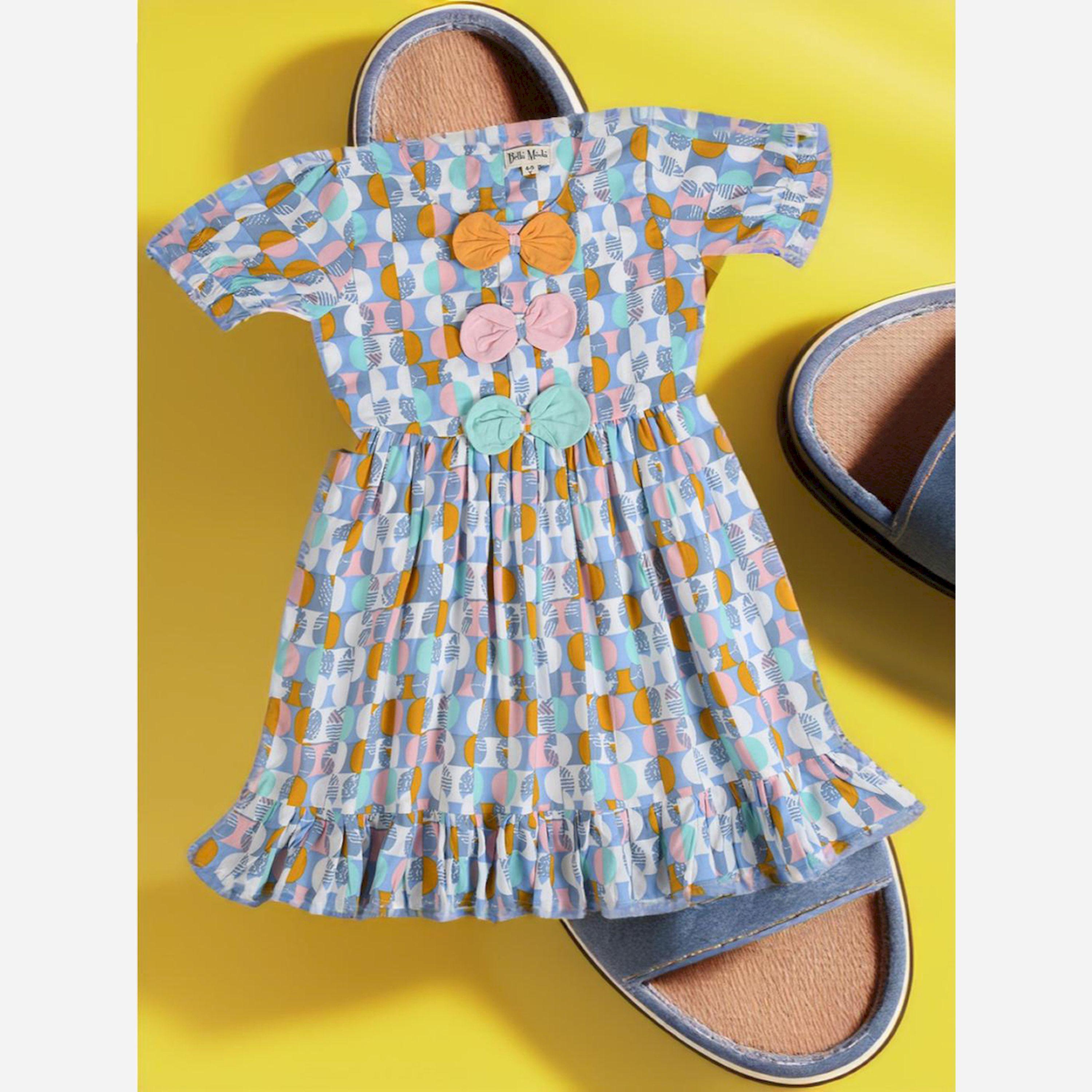 بيلا مودا × ستايلي - فستان بطبعة كاملة وفتحة رقبة مستديرة وتفاصيل فيونكة-girls-clothing-dressesandjumpsuits-image-2