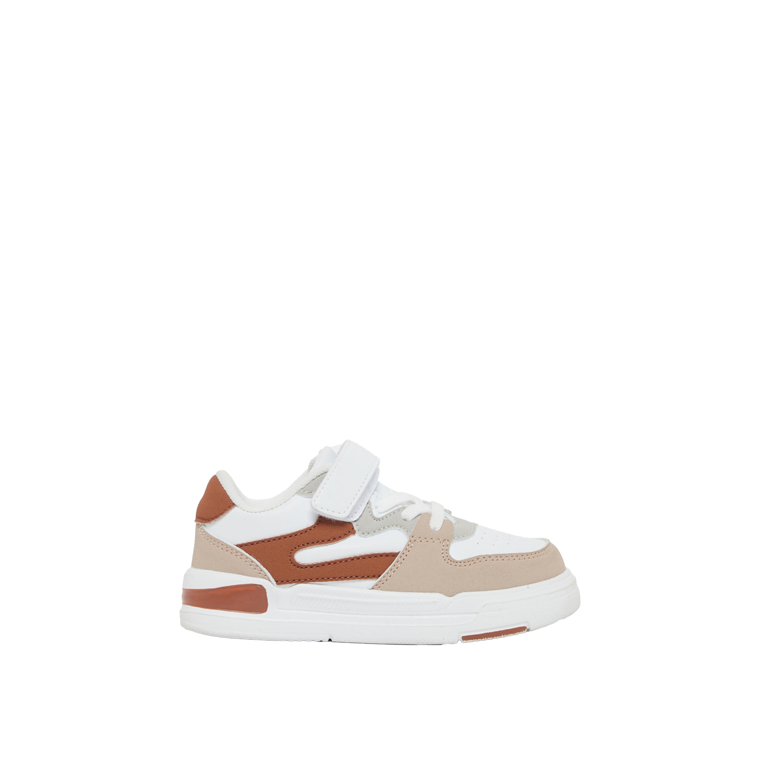 ستايلي - حذاء رياضي منخفض الياقة مع إغلاق فيلكرو وألوان متباينة-boys-shoes-sneakers-image-1