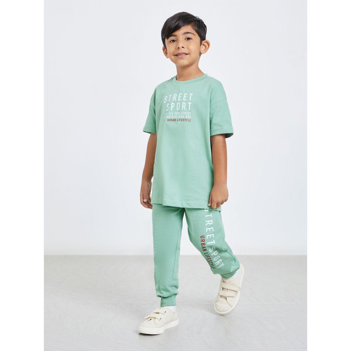 طقم منسق من جوغر وتيشيرت فضفاض بطبعة كتابة-boys-clothing-setsandcoords-image-1