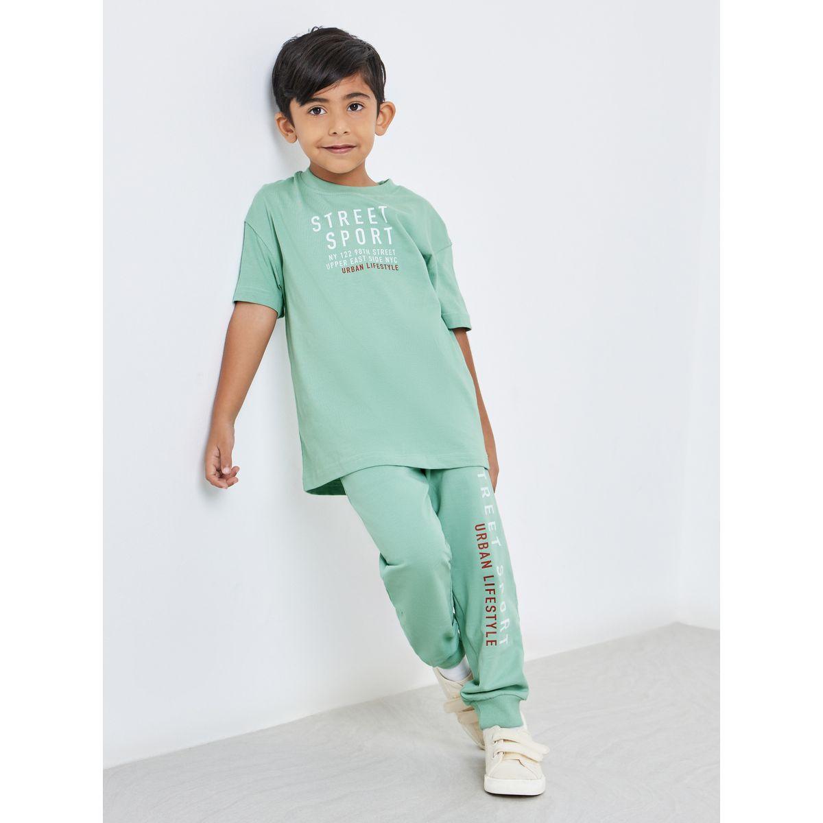 طقم منسق من جوغر وتيشيرت فضفاض بطبعة كتابة-boys-clothing-setsandcoords-image-3