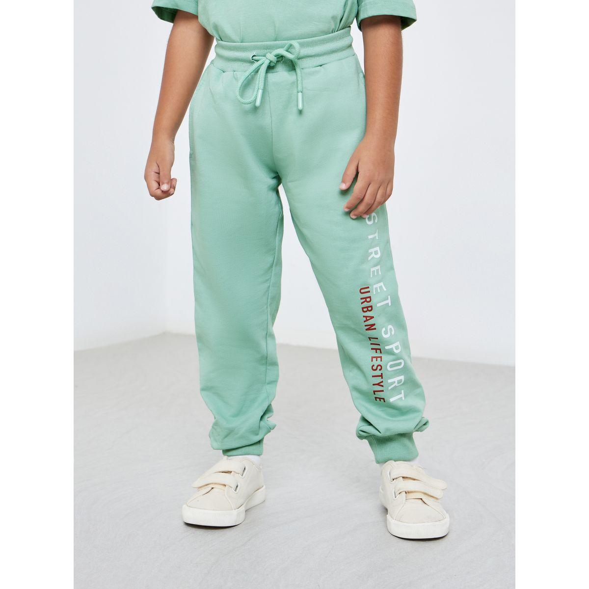 طقم منسق من جوغر وتيشيرت فضفاض بطبعة كتابة-boys-clothing-setsandcoords-image-5