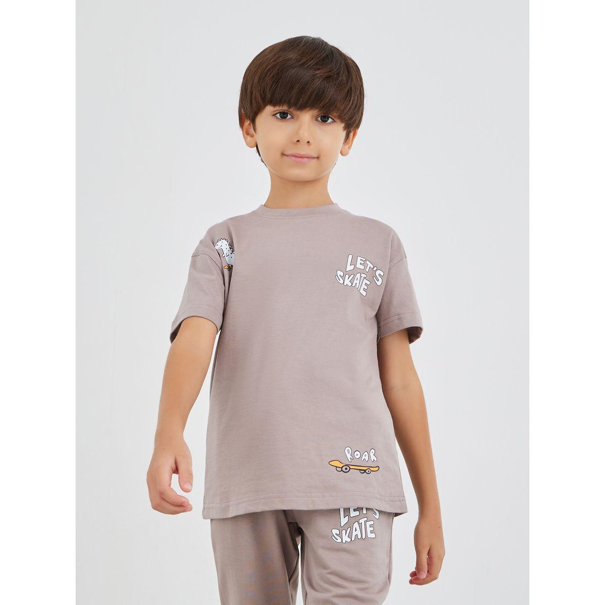 مجموعة من جوغر وتيشيرت بطبعة كتابة-boys-clothing-setsandcoords-image-2