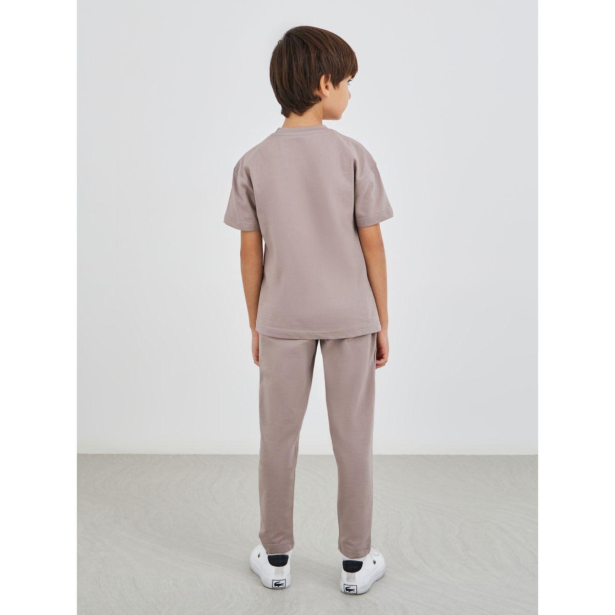 مجموعة من جوغر وتيشيرت بطبعة كتابة-boys-clothing-setsandcoords-image-4