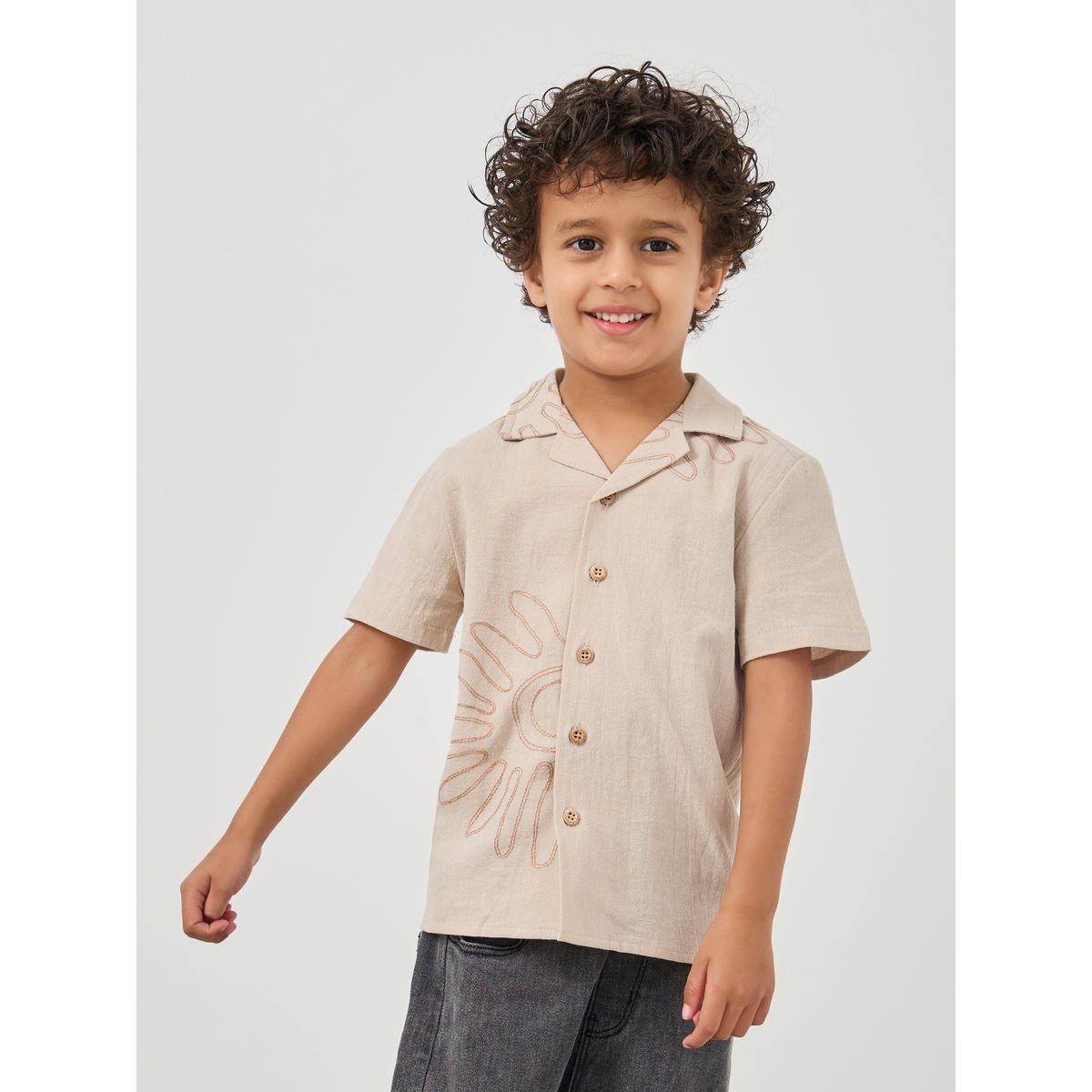 بلوزة مُطرّزة بياقة ريزورت وأكمام قصيرة-boys-clothing-shirts-image-1
