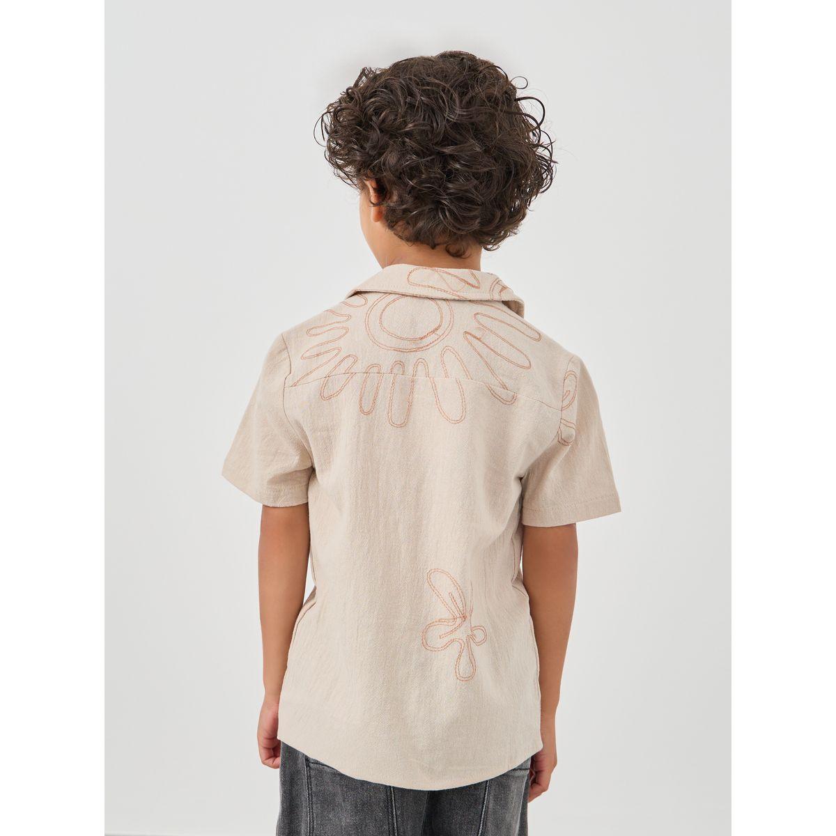 بلوزة مُطرّزة بياقة ريزورت وأكمام قصيرة-boys-clothing-shirts-image-4