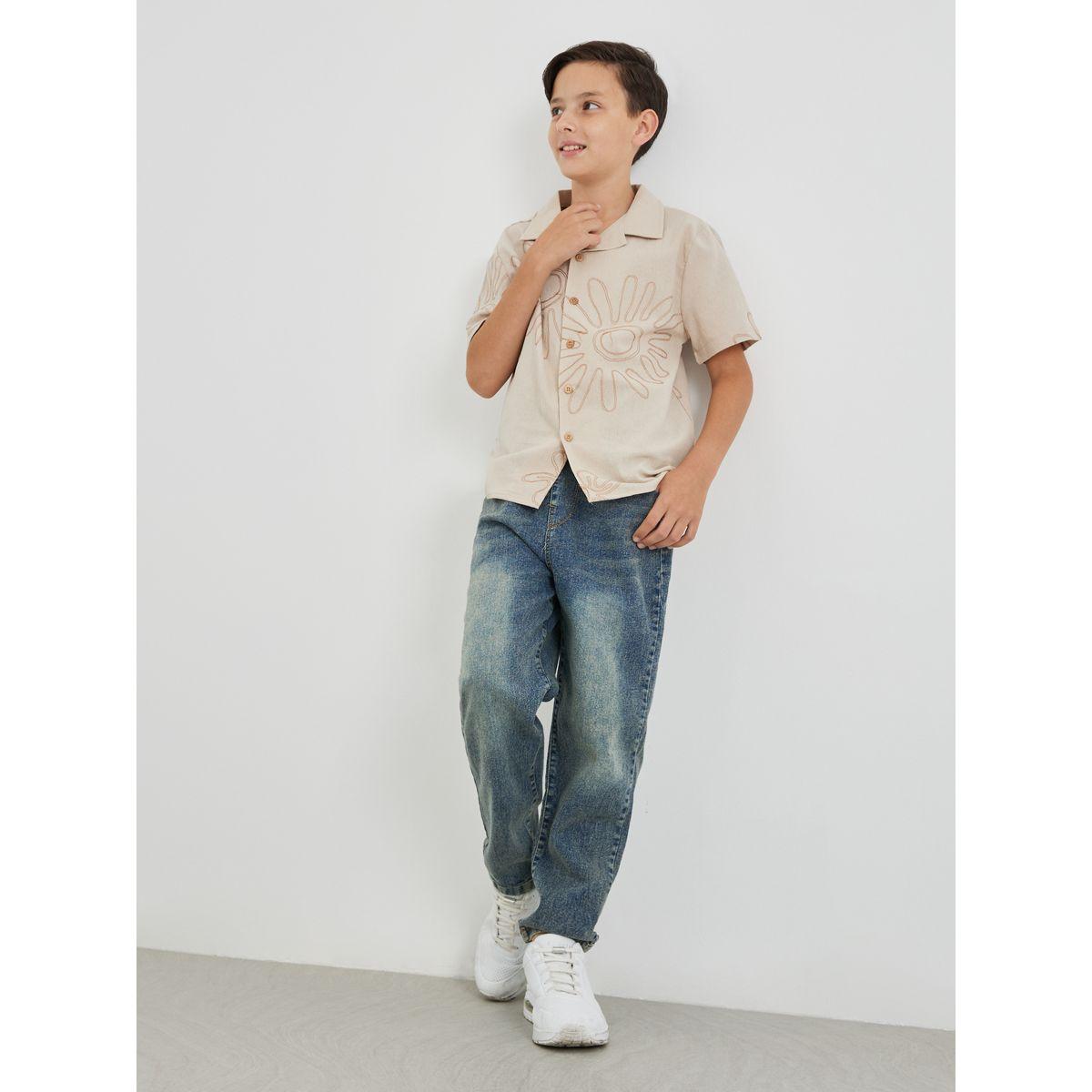 قميص مُطرّز بياقة ريزورت وأكمام قصيرة-boys-clothing-shirts-image-2