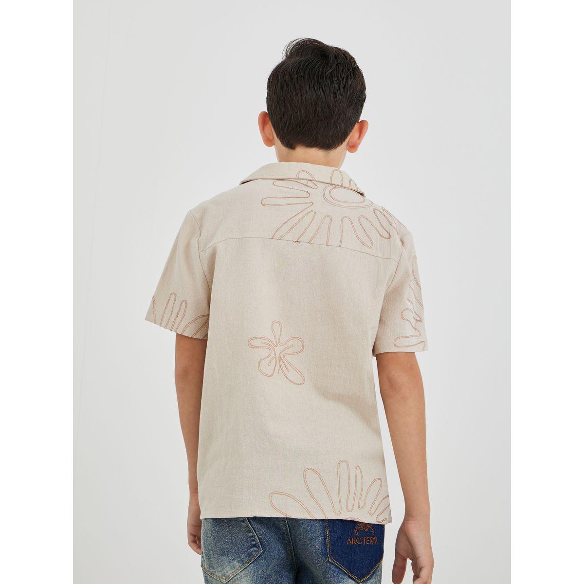 قميص مُطرّز بياقة ريزورت وأكمام قصيرة-boys-clothing-shirts-image-4