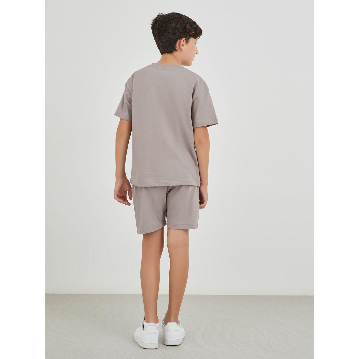 مجموعة من شورت وتيشيرت فضفاض بطبعة كتابة-boys-clothing-setsandcoords-image-5