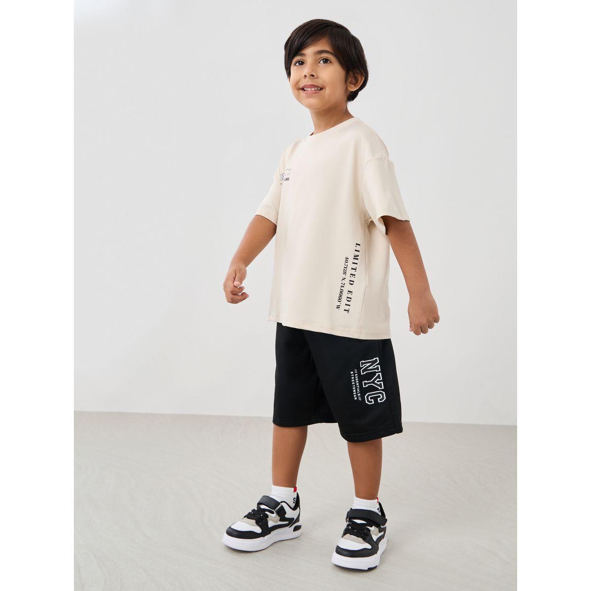 مجموعة من شورت وتيشيرت فضفاض بطبعات كتابة-boys-clothing-setsandcoords-image-1