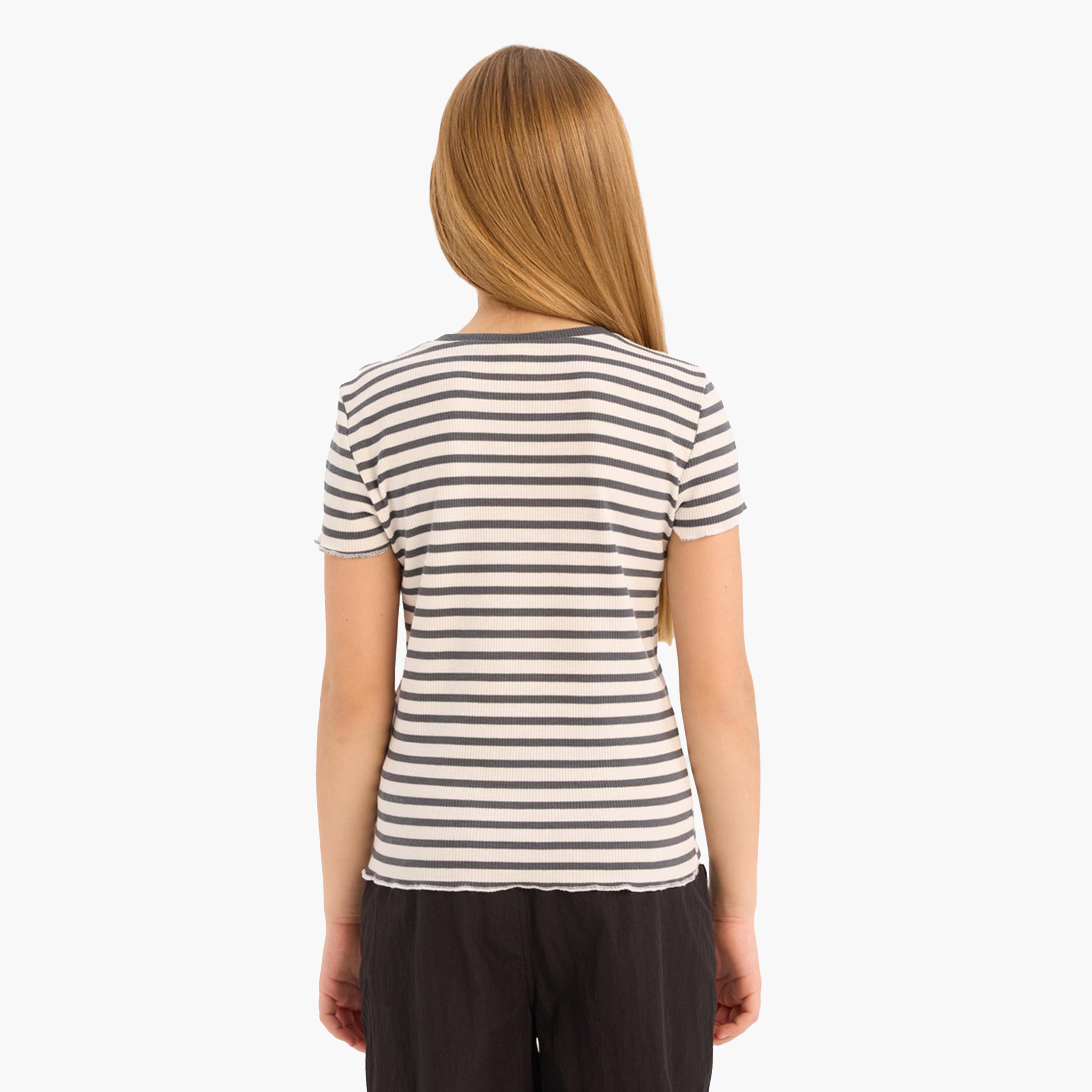ديفاكتو × ستايلي-  تي شيرت مخطط بقصة ضيقة ورقبة دائرية للبنات-girls-clothing-tshirts-image-5
