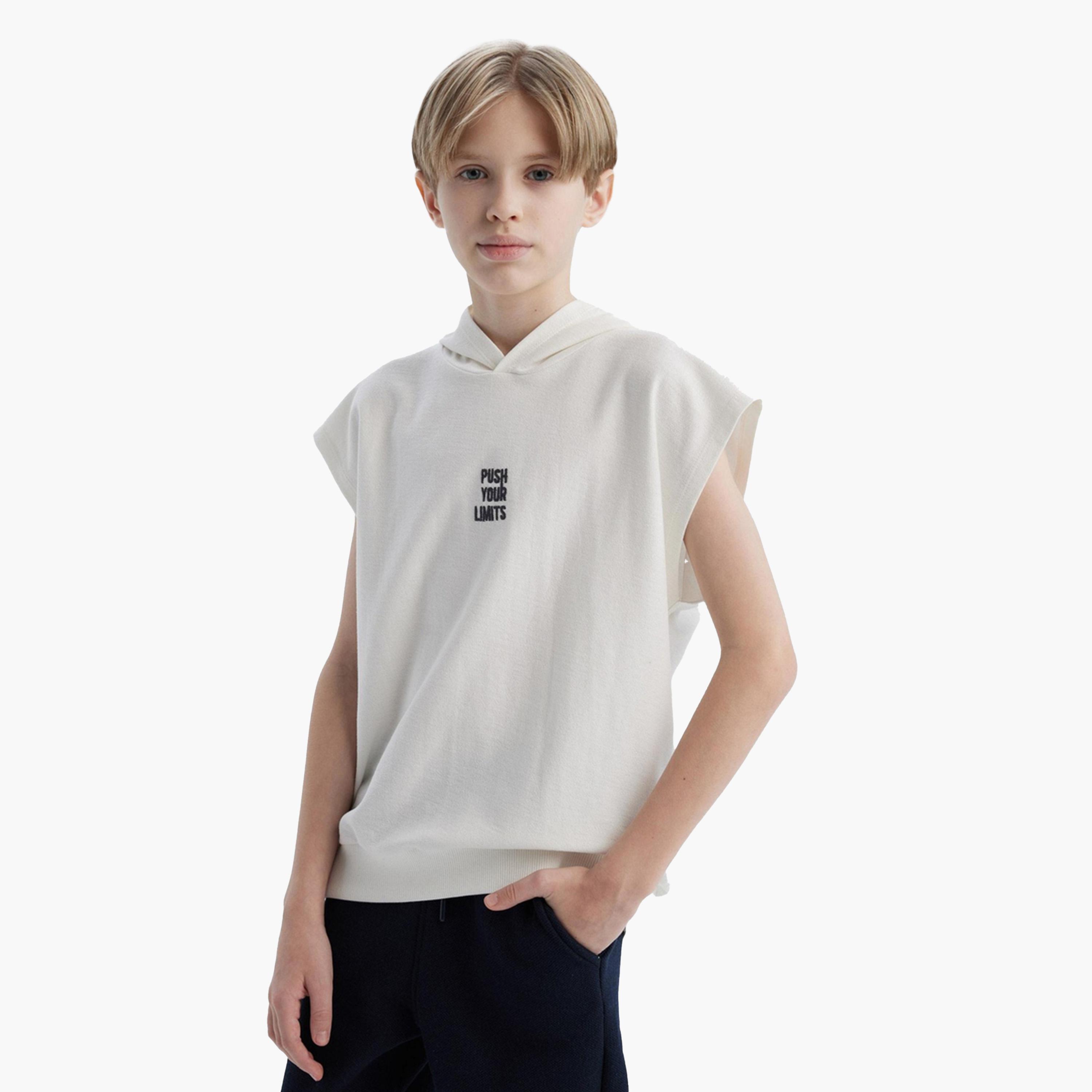 ديفاكتو × ستايلي-  تي شيرت أبيض للأطفال من القطن بغطاء رأس وتصميم مطرز-boys-clothing-tshirtsandpolos-image-1