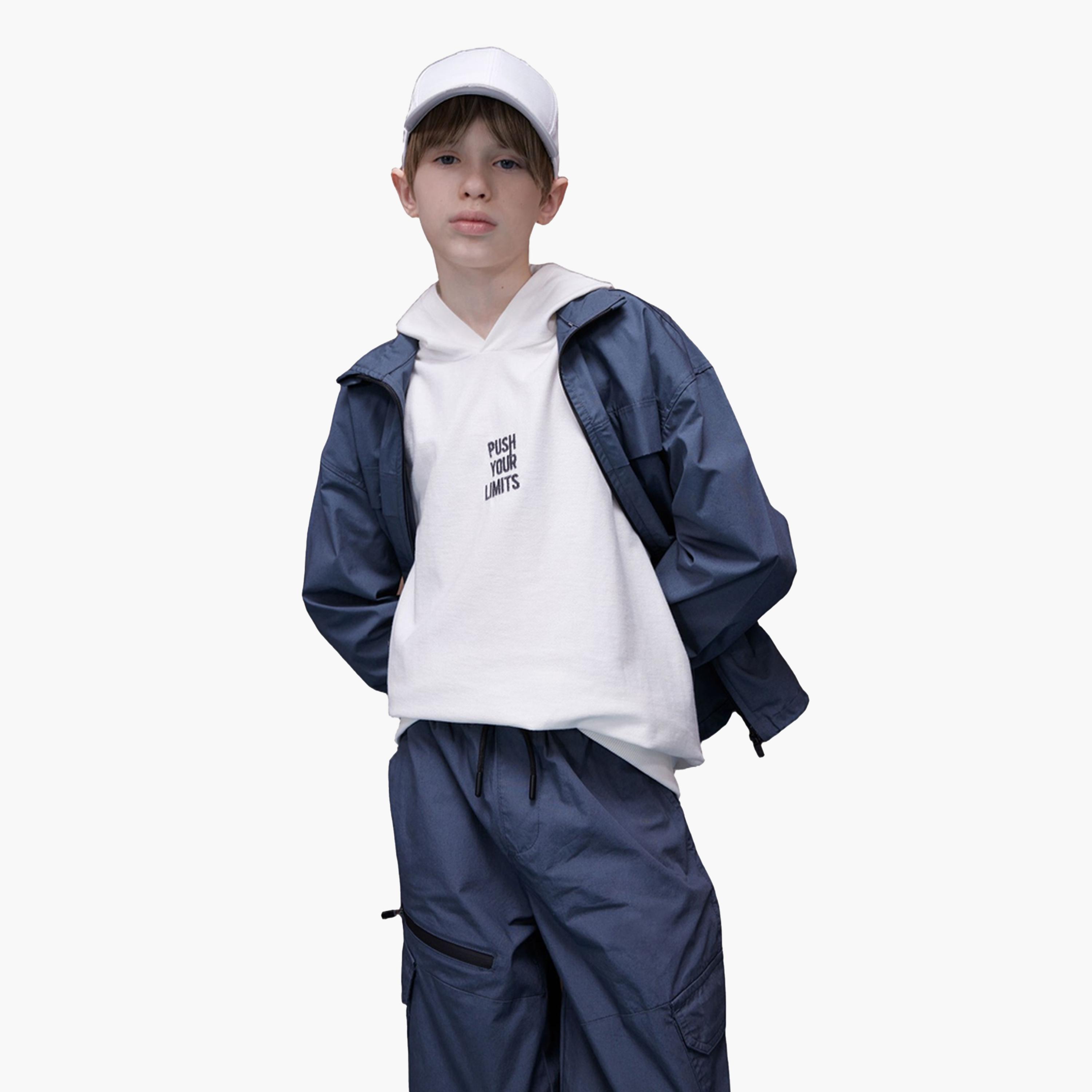 ديفاكتو × ستايلي-  تي شيرت أبيض للأطفال من القطن بغطاء رأس وتصميم مطرز-boys-clothing-tshirtsandpolos-image-3