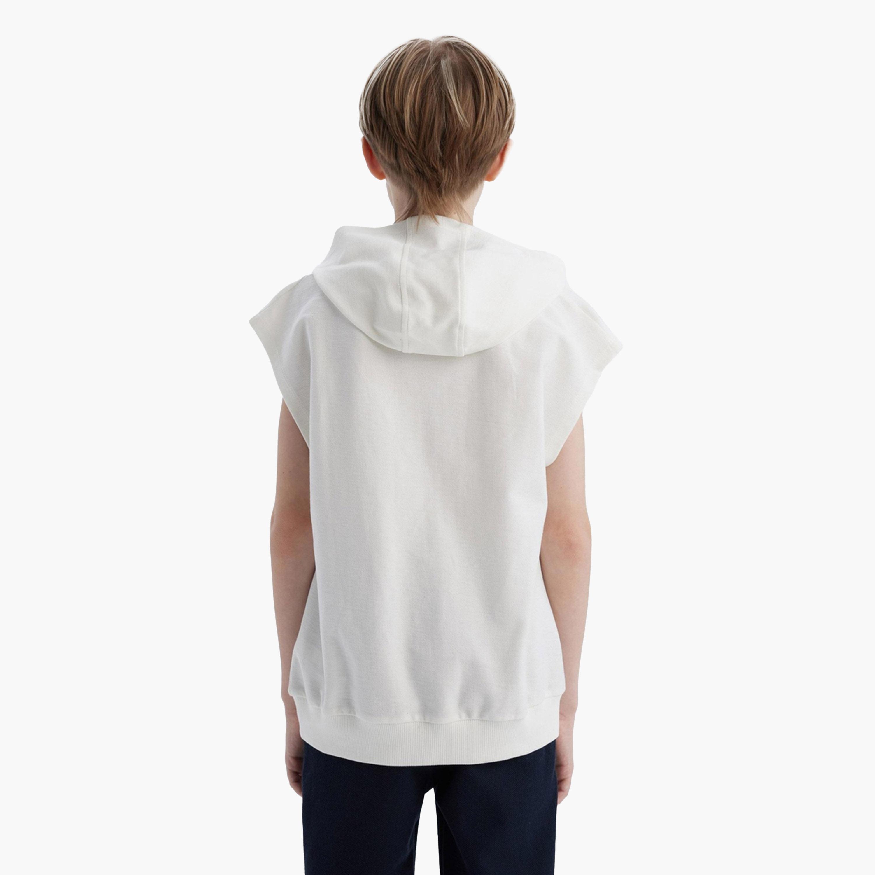 ديفاكتو × ستايلي-  تي شيرت أبيض للأطفال من القطن بغطاء رأس وتصميم مطرز-boys-clothing-tshirtsandpolos-image-5