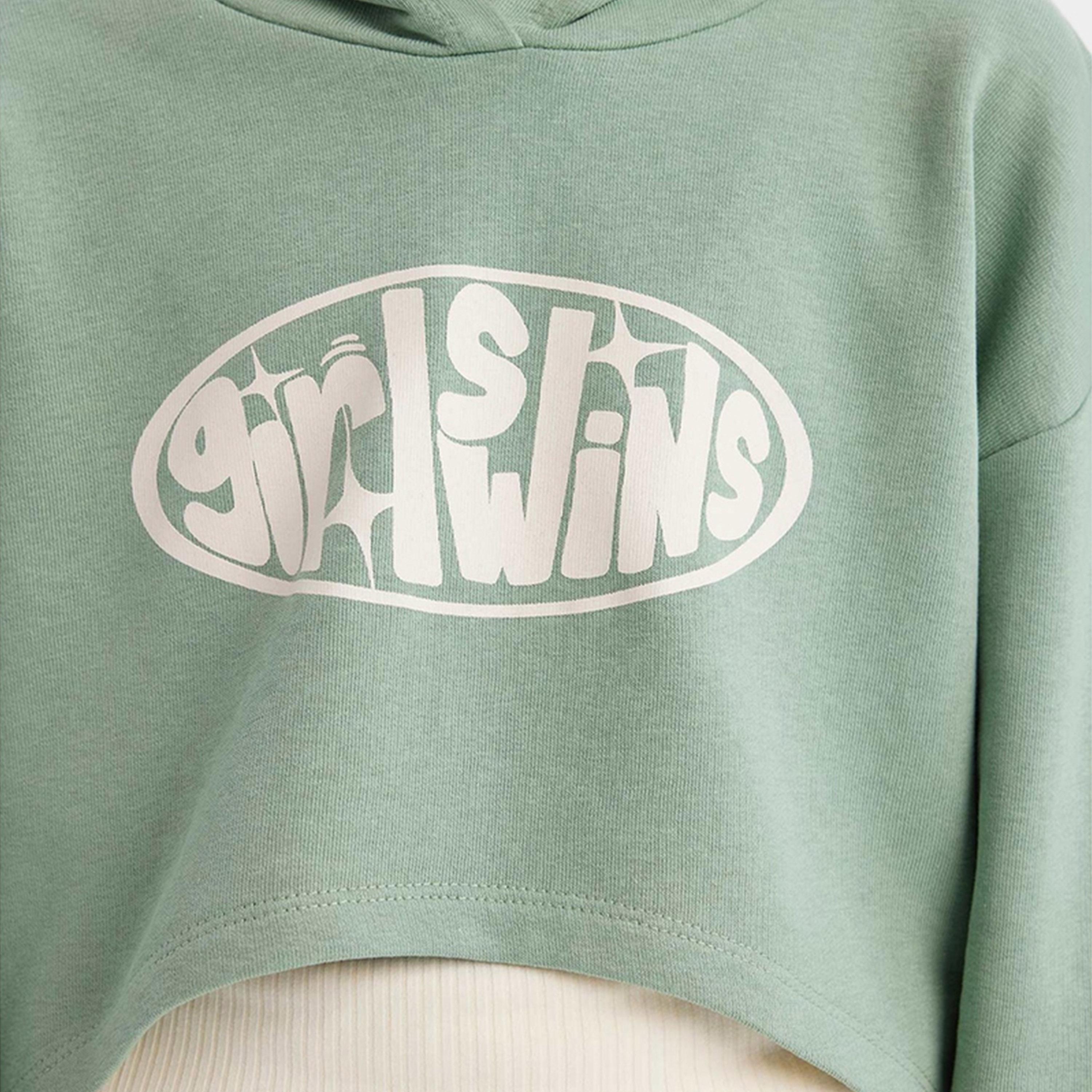 ديفاكتو × ستايلي-  طقم بناتي قطعتين: سويت شيرت قصير بغطاء رأس وقميص داخلي-girls-clothing-sweatshirts-image-5